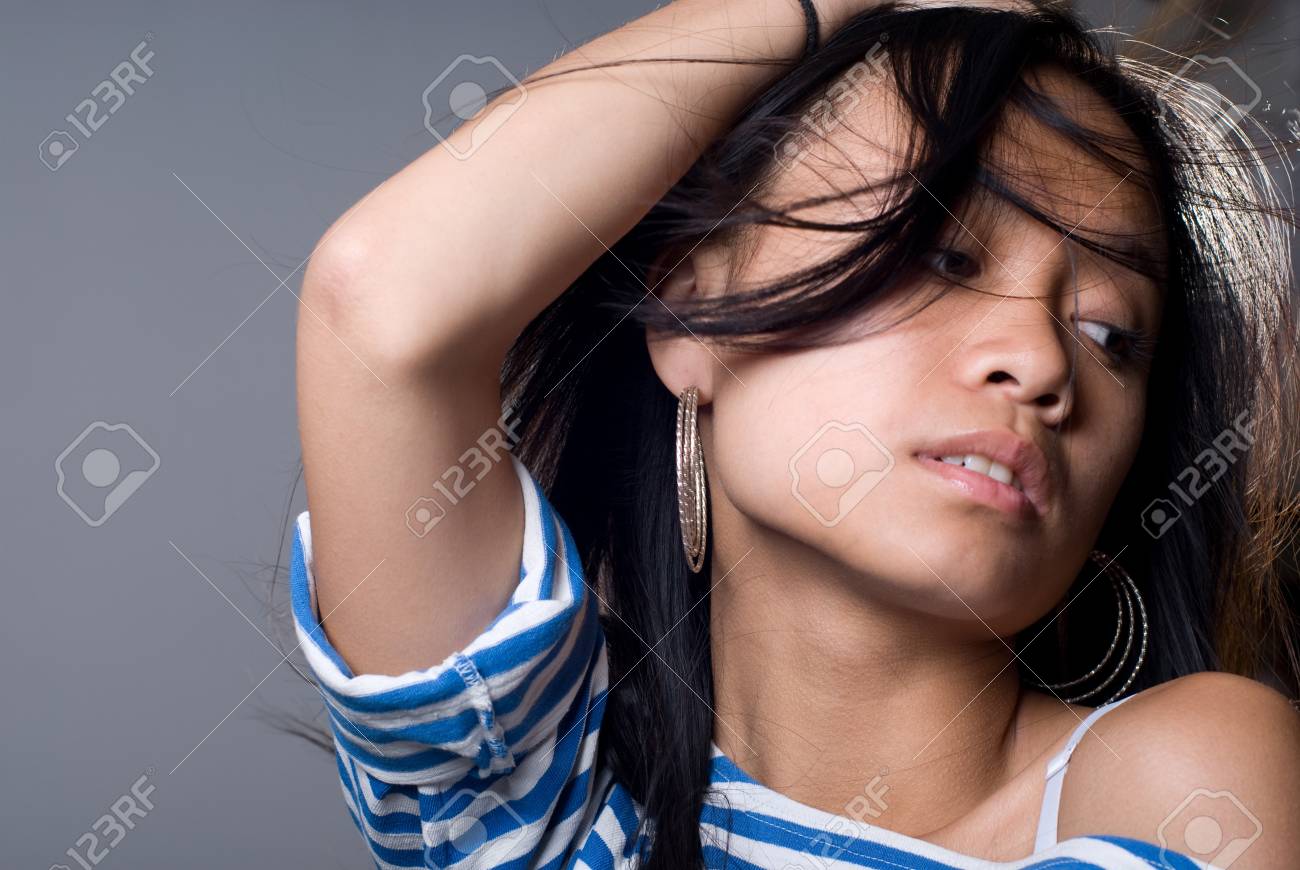 脇毛　少女 肖像画に近い脇の女の子のアップ。灰色の背景にアジアの少女.の写真素材・画像素材 Image 14603859
