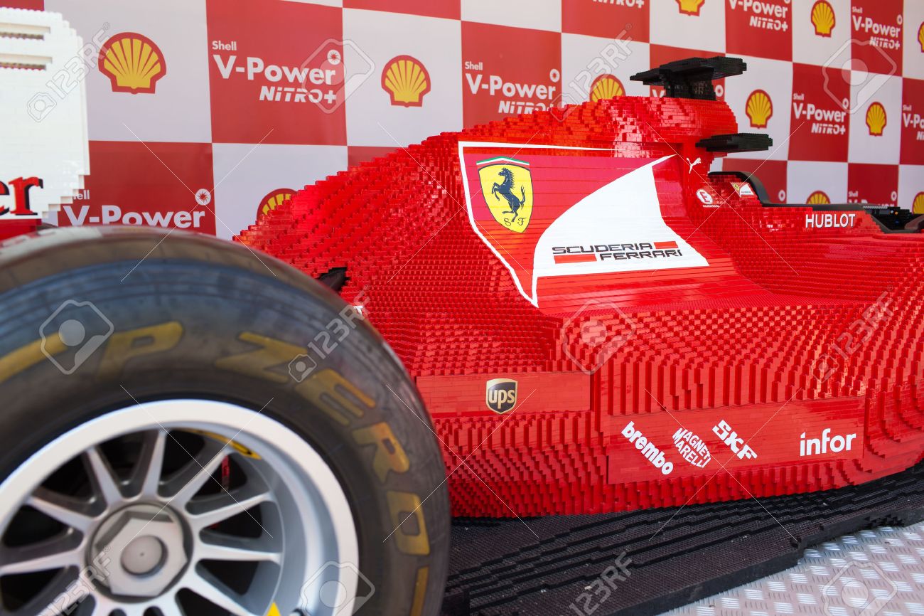 グダニスク Brzezno 6 月 8 日ポーランド 1 1 レゴ フェラーリ レプリカ車 グダニスクの住民は完全レゴブロックの構築されたモデルの 車を見る機会があった 13 年 6 月 8 日 Brzezno ポーランド グダニスクの の写真素材 画像素材 Image