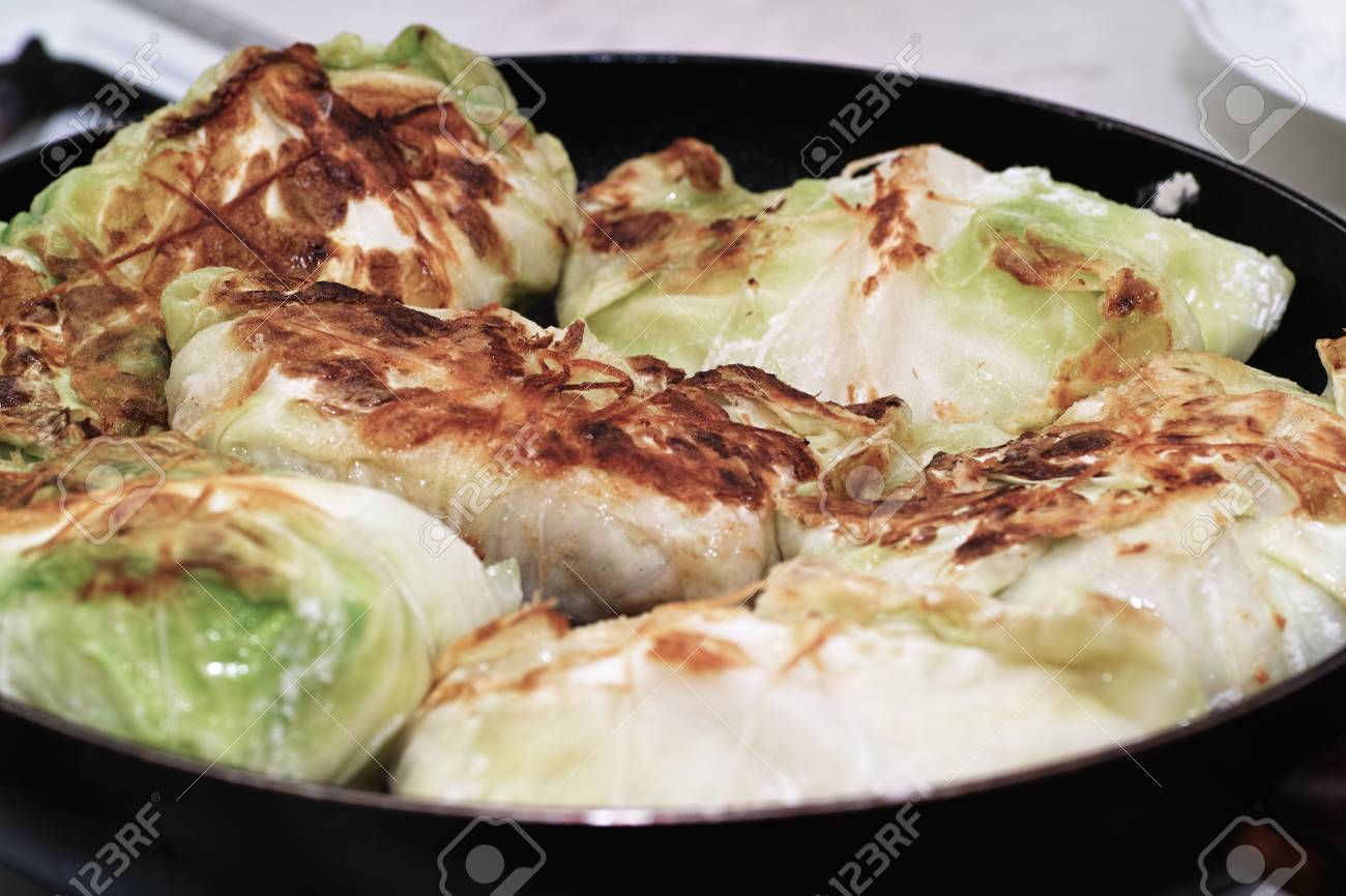 Rouleaux De Chou Dans La Cuisine Polonaise Sur La Table