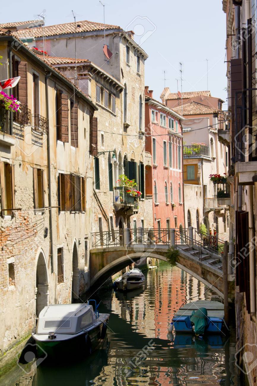 ヴェネツィアの典型的なイタリアの街並みの写真素材・画像素材 Image