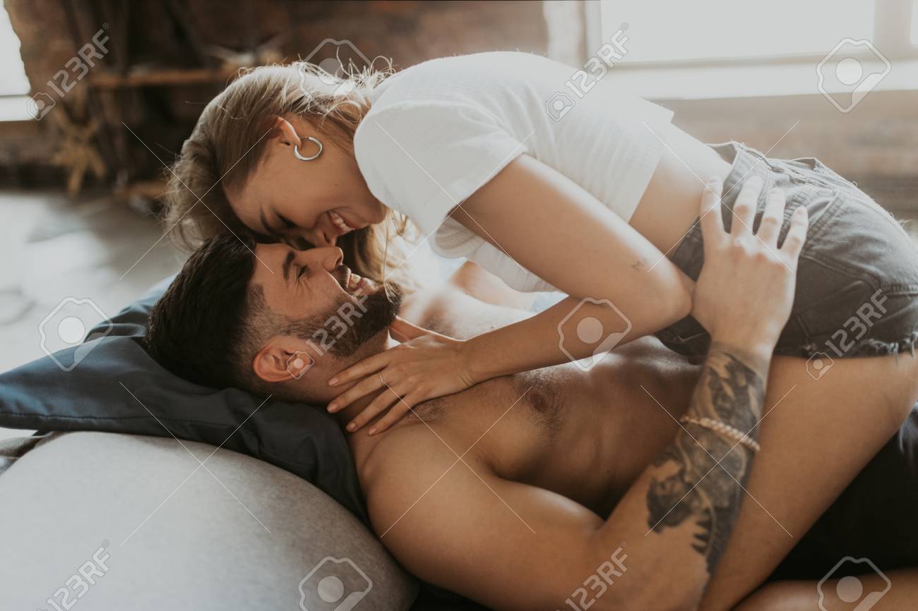 Beijo Sensual. Armação De Belos Beijos Apaixonados De Casal. Casal Sexy  Apaixonado. Relações íntimas. Beijo Da Boca Foto de Stock - Imagem de  apaixonado, datas: 246490032, image size:1300x866