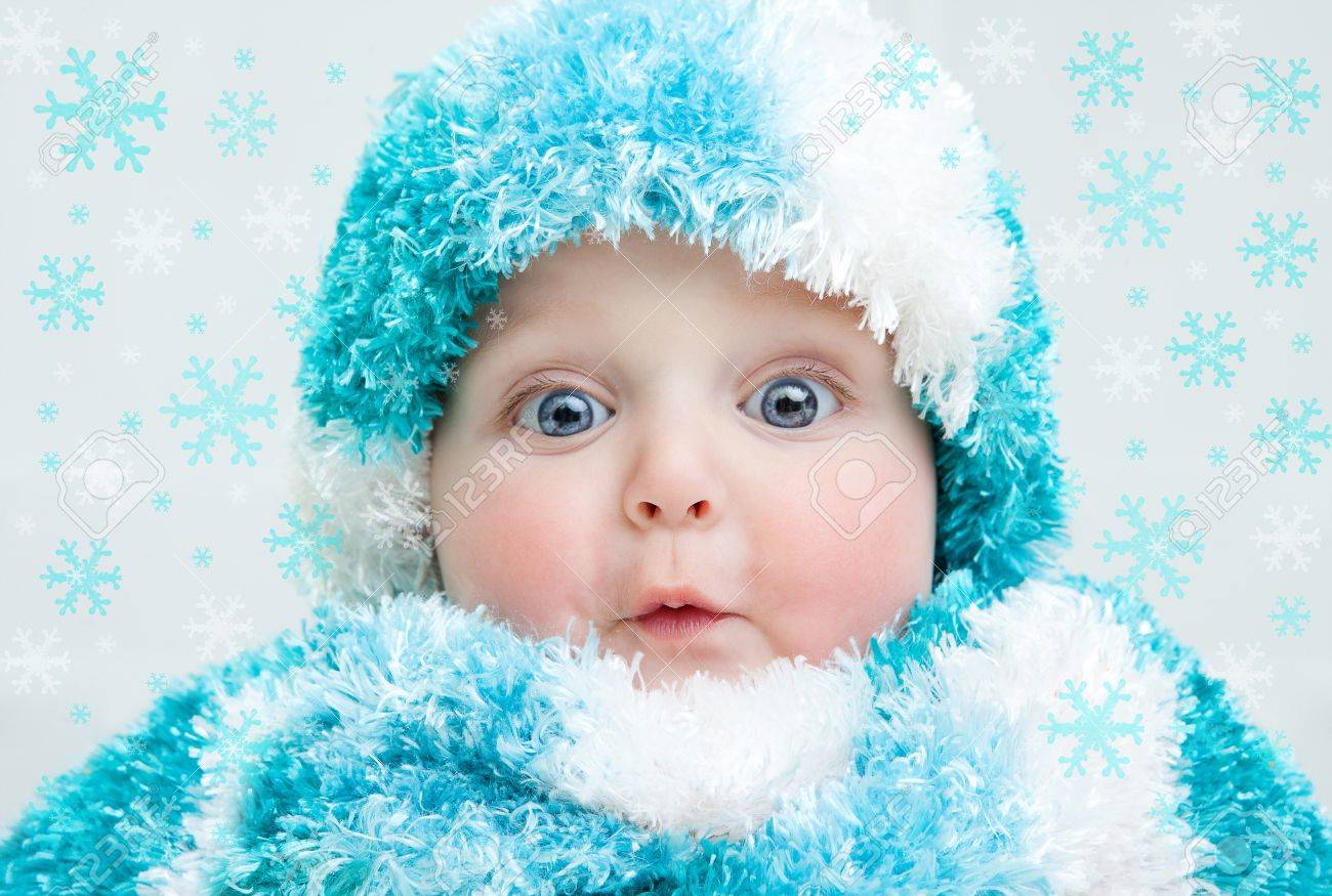 冬の背景でかわいい赤ちゃん の写真素材 画像素材 Image 冬の背景でかわいい赤ちゃん の写真素材 画像素材 Image