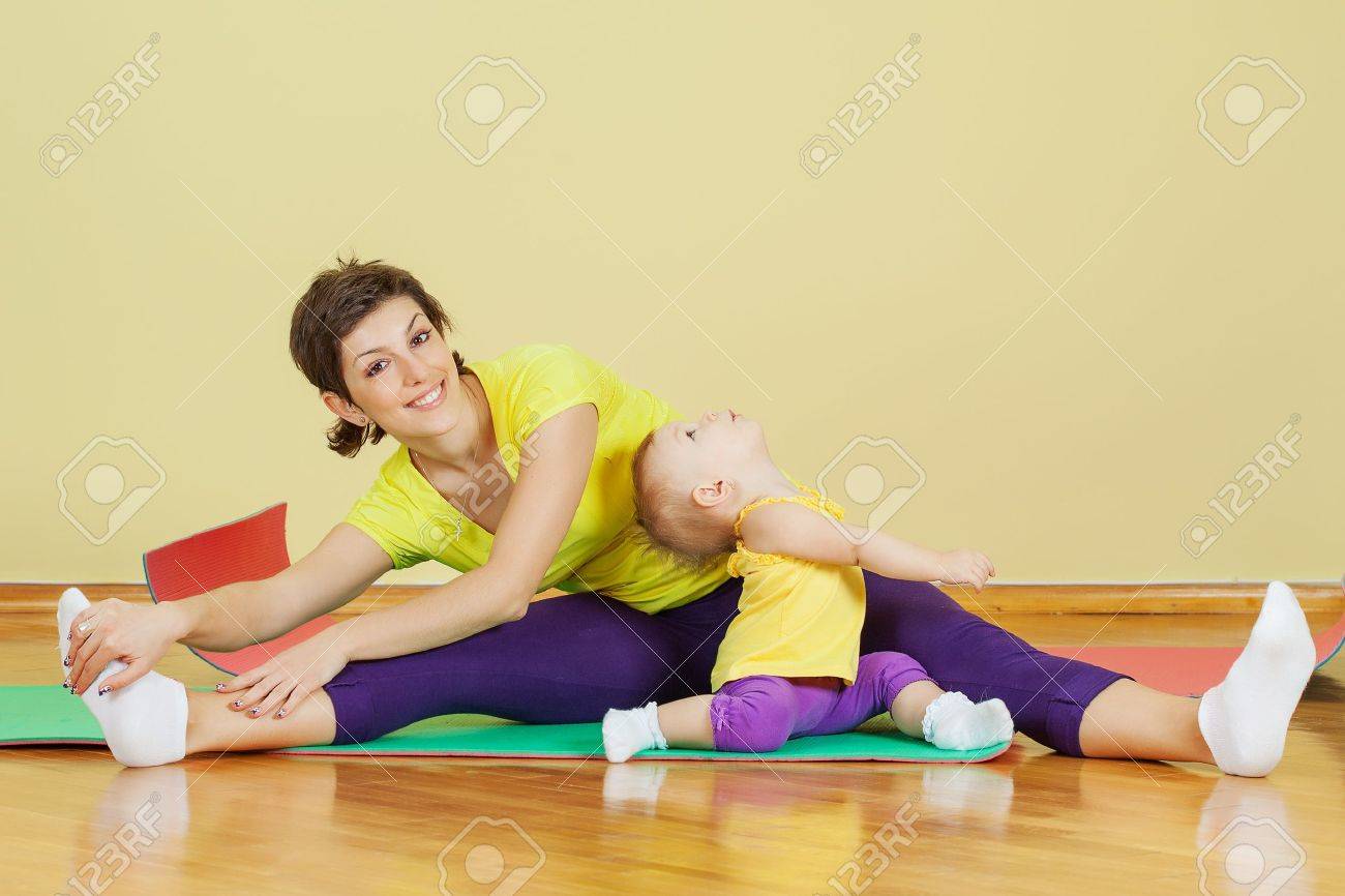Mother do phisical exercises with her daughter at home - 21001109 Mother do phisical exercises with her daughter at home - 21001109