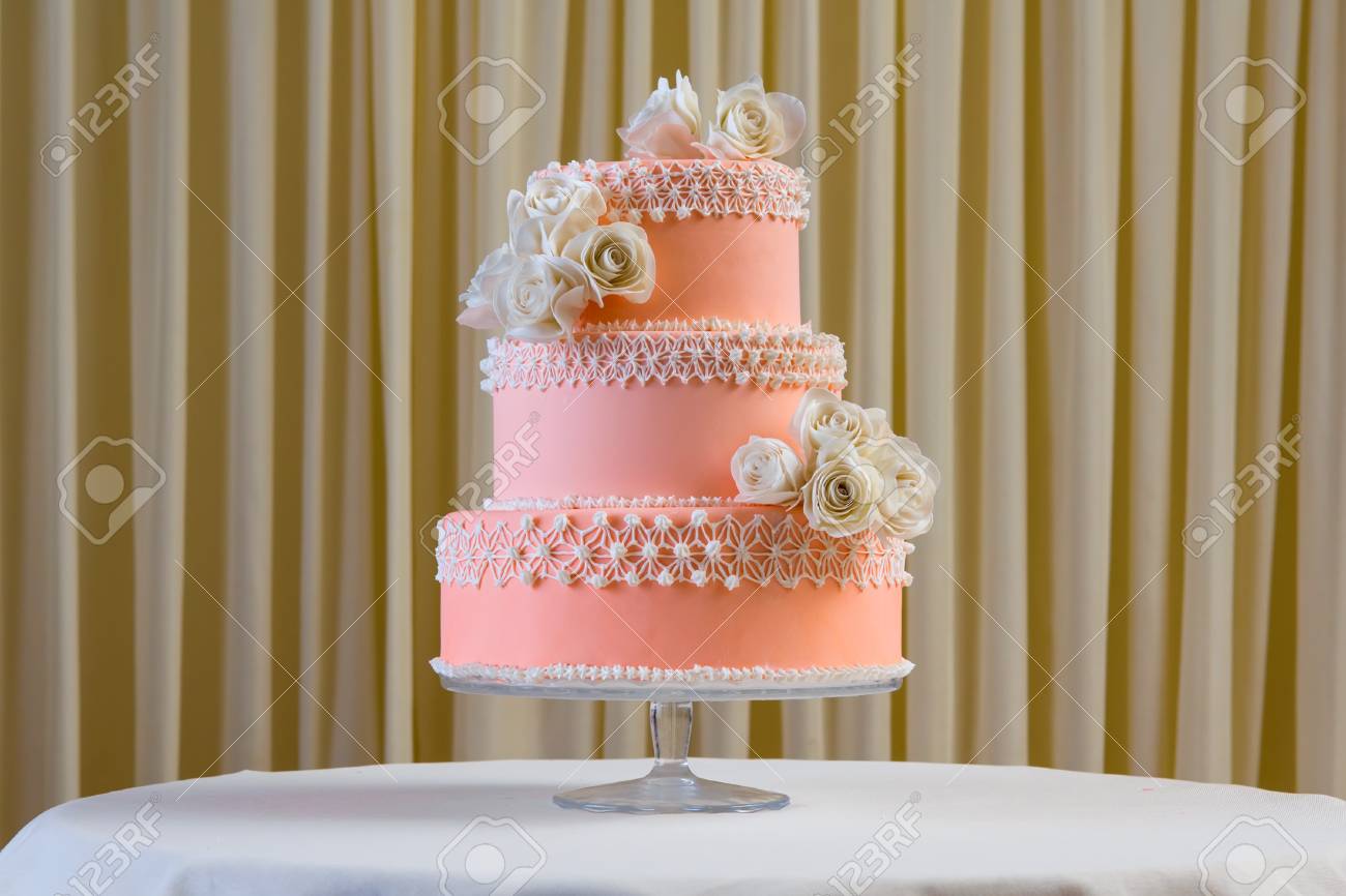 Gateau De Mariage Rose Et Blanc Avec Une Decoration Individuelle A Table Banque D Images Et Photos Libres De Droits Image
