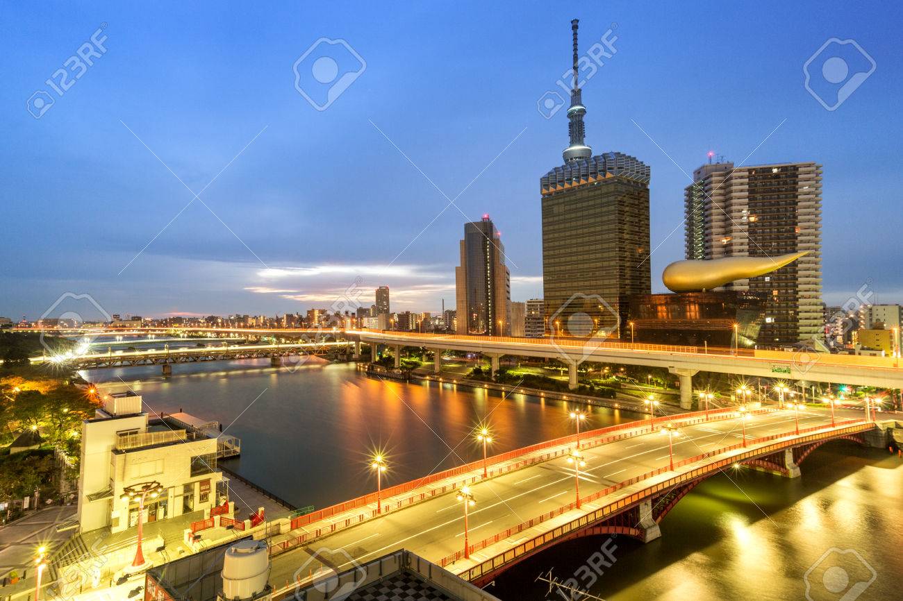 夜の東京の街並浅草地区 スーパードライ ホールと東京スカイツリーなど東京都墨田川に沿って 多くの有名な建物 の写真素材 画像素材 Image