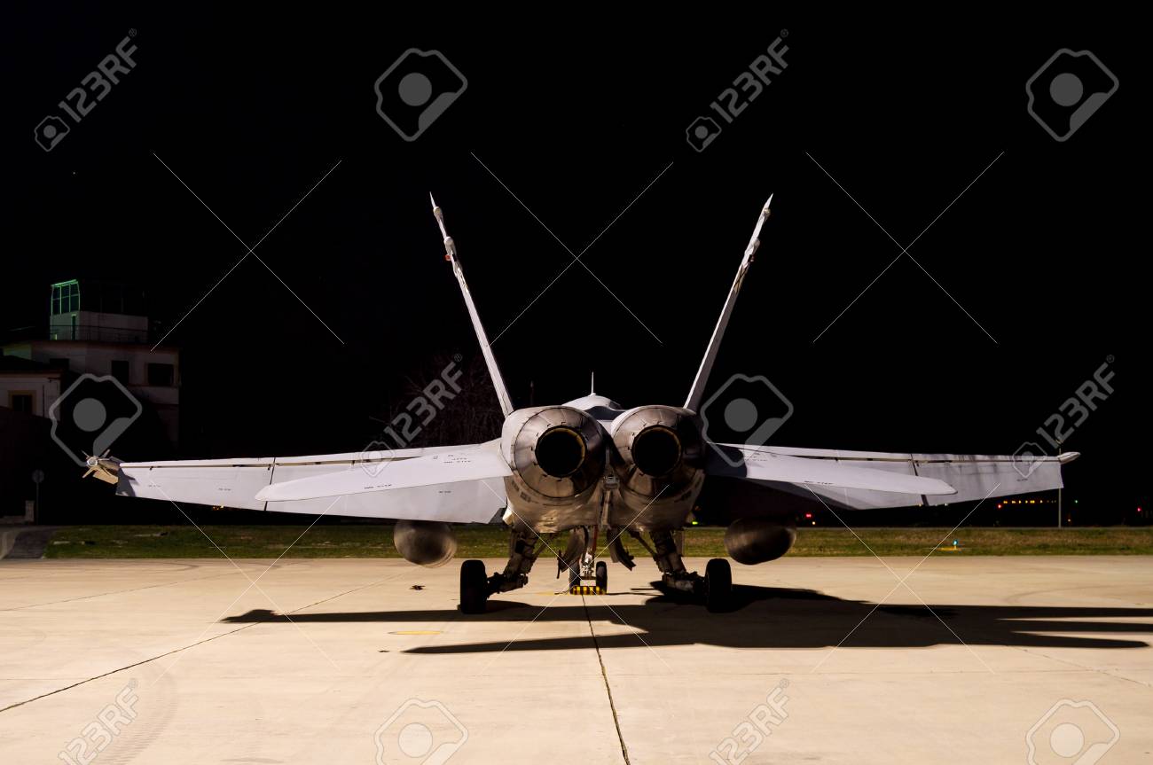 戦闘機 F 18 の背面 の写真素材 画像素材 Image