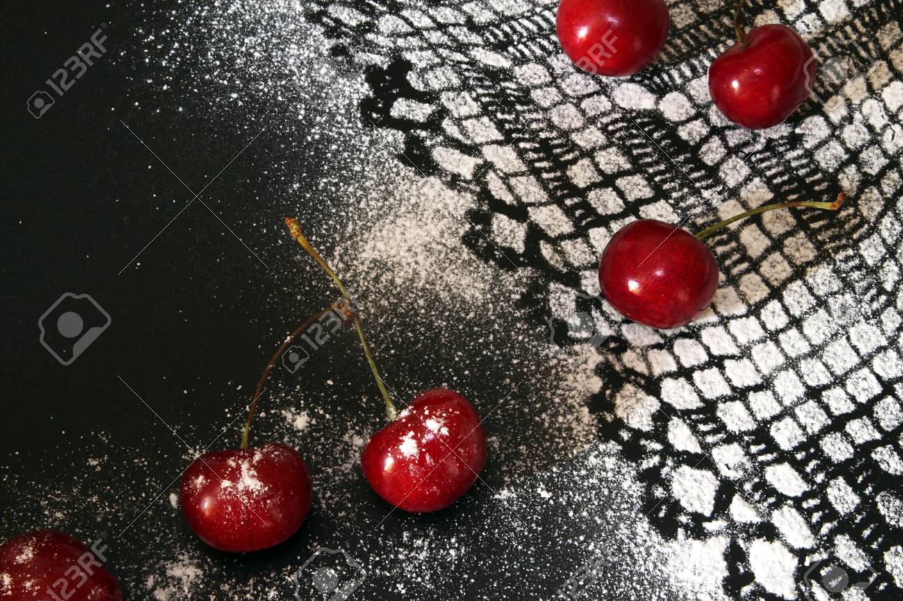 Cerise Douce Contre Arriere Plan Noir Et Dentelle Dessin A