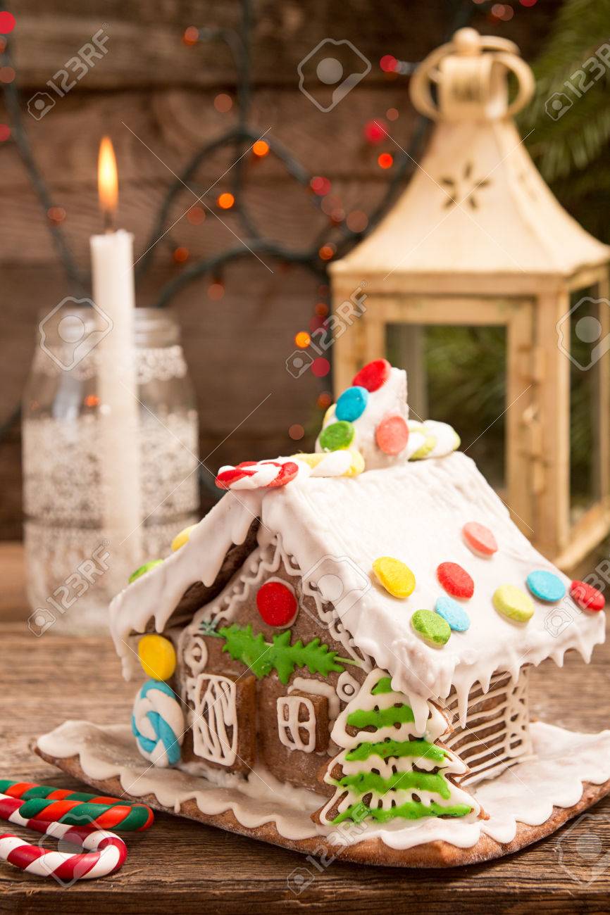 Dolci Natalizi Europei.Immagini Stock Casa Di Marzapane Dolci Natalizi Tradizioni Europee Per Le Vacanze Di Natale Casa Di Marzapane Di Natale Lanterna E Candela Sul Vecchio Tavolo Di Legno Image 68021848