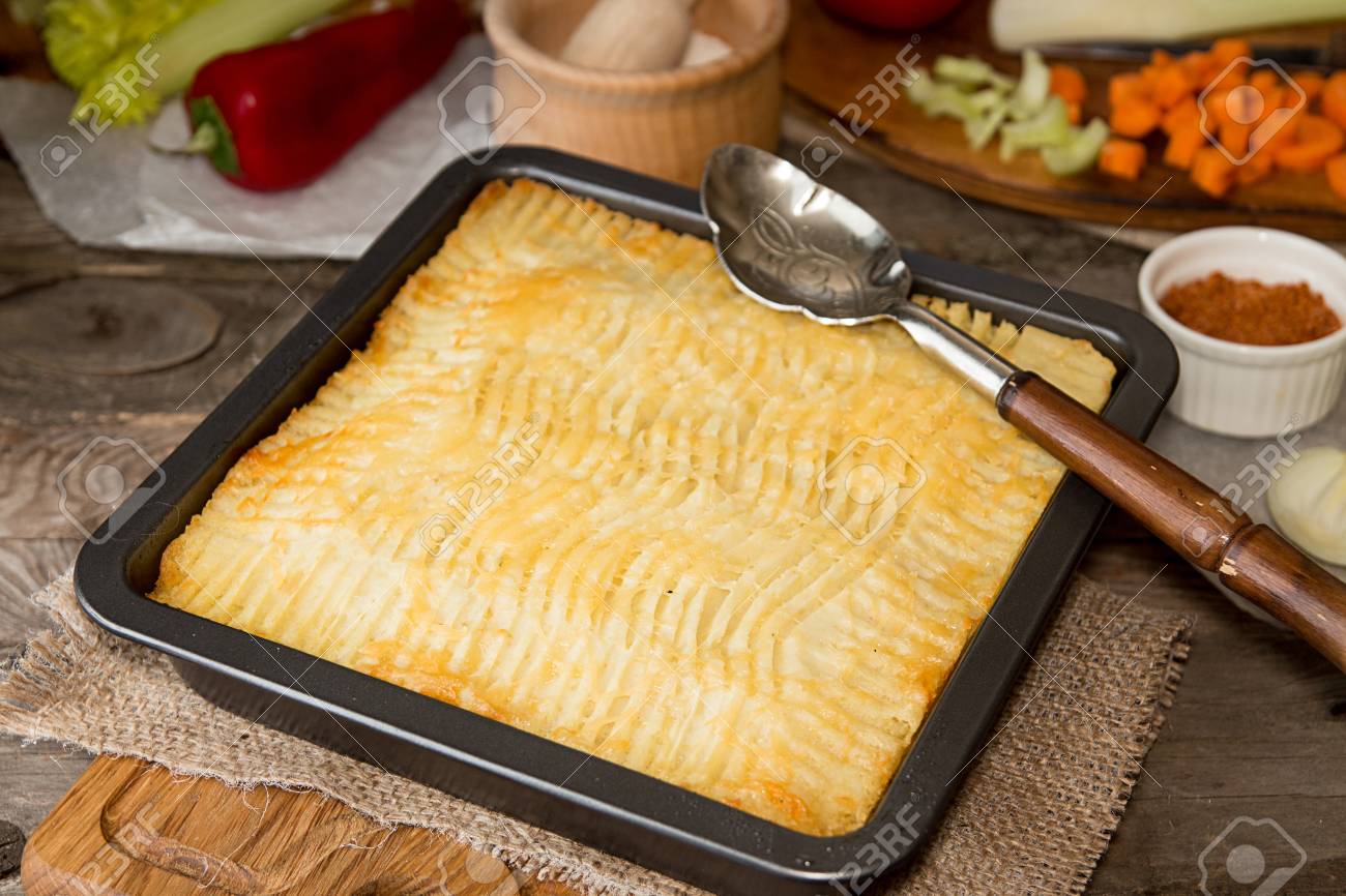 Plat Anglais De Tarte De Shepherd Tarte Sur Une Assiette Recette Avec Du B Uf Hache De L Agneau De La Carotte De L Oignon Du Celeri De La Puree De Pommes De Terre Cuite