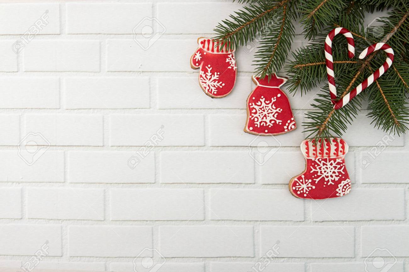 de cadeau anDécoration d'épice Noël des de vacances rougemouflesac de Nouvel de bottes pain et branche biscuits arbre sur Fond sapin de de avec N80vnOwm