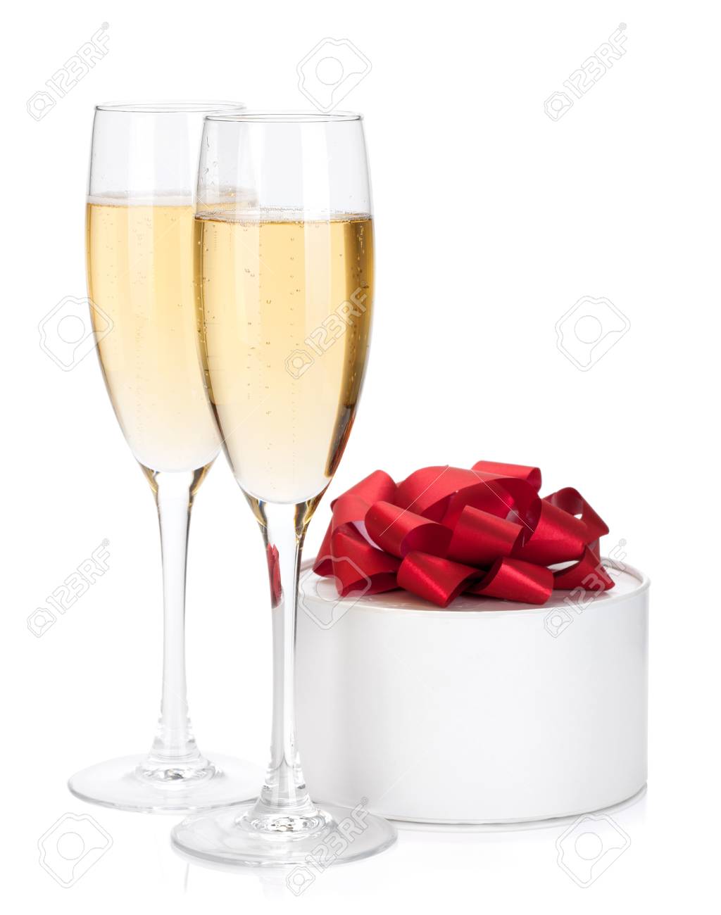 Sektglaser Und Geschenk Auf Weissem Hintergrund Lizenzfreie Fotos Bilder Und Stock Fotografie Image