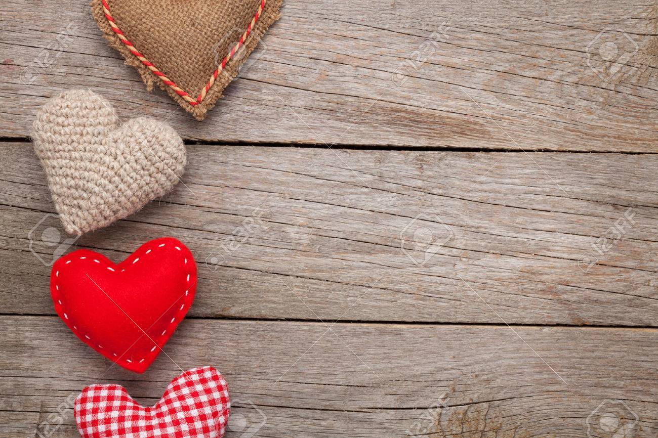Fondo Del Dia De San Valentin Con Corazones De Juguetes Hechos A Mano Sobre La Mesa De Madera Fotos Retratos Imagenes Y Fotografia De Archivo Libres De Derecho Image 35303069