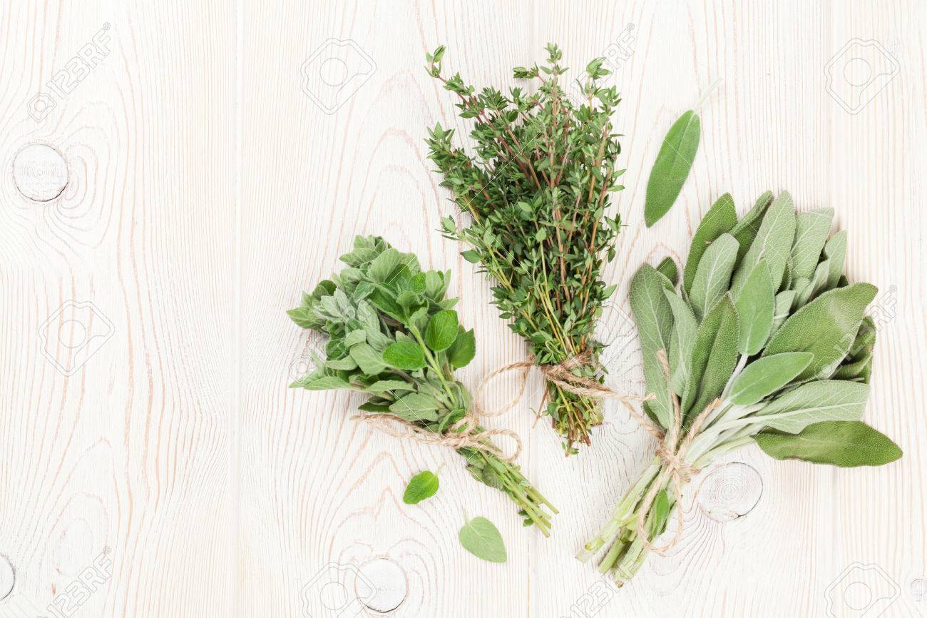 Frische Gartenkrauter Auf Holztisch Oregano Thymian Salbei Ansicht Von Oben Mit Kopie Raum Lizenzfreie Fotos Bilder Und Stock Fotografie Image 51528667