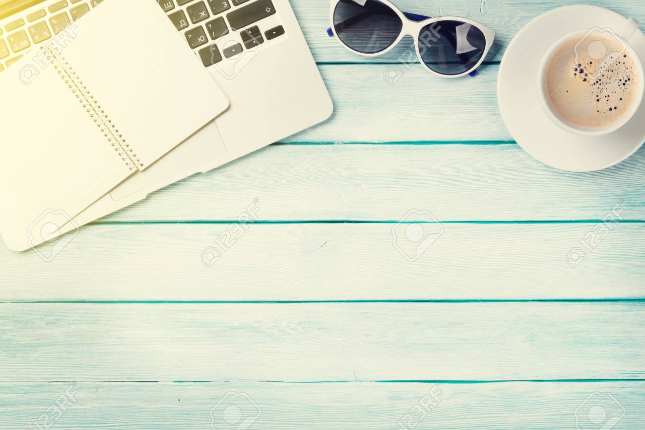 ノート パソコン コーヒー サングラスの太陽の光と木のテーブルのデスク テーブル 職場 コピー スペース平面図です の写真素材 画像素材 Image