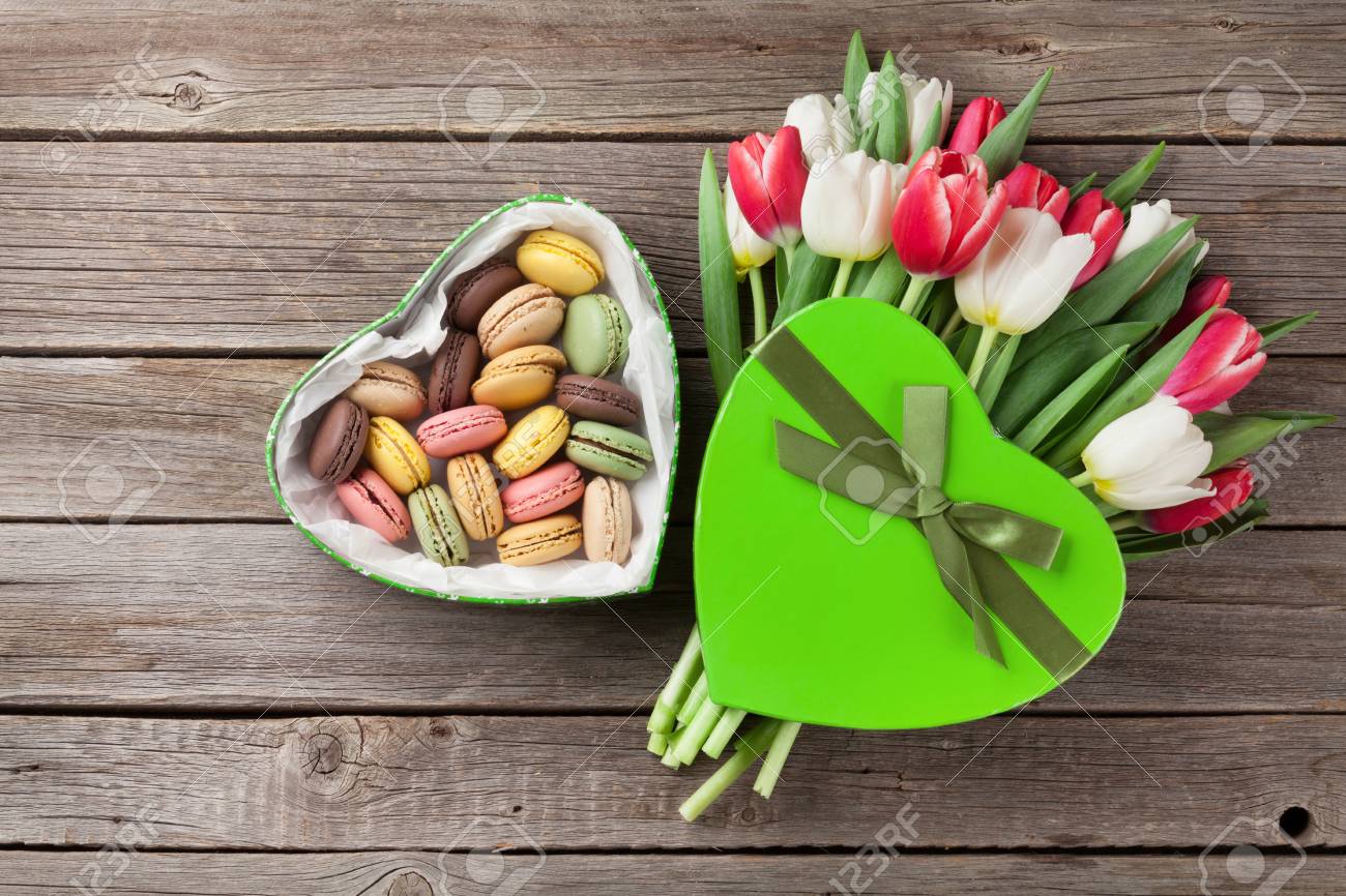 木製の背景にマカロンと色とりどりのチューリップの花束 ギフト ボックス 赤と白 トップ ビュー の写真素材 画像素材 Image