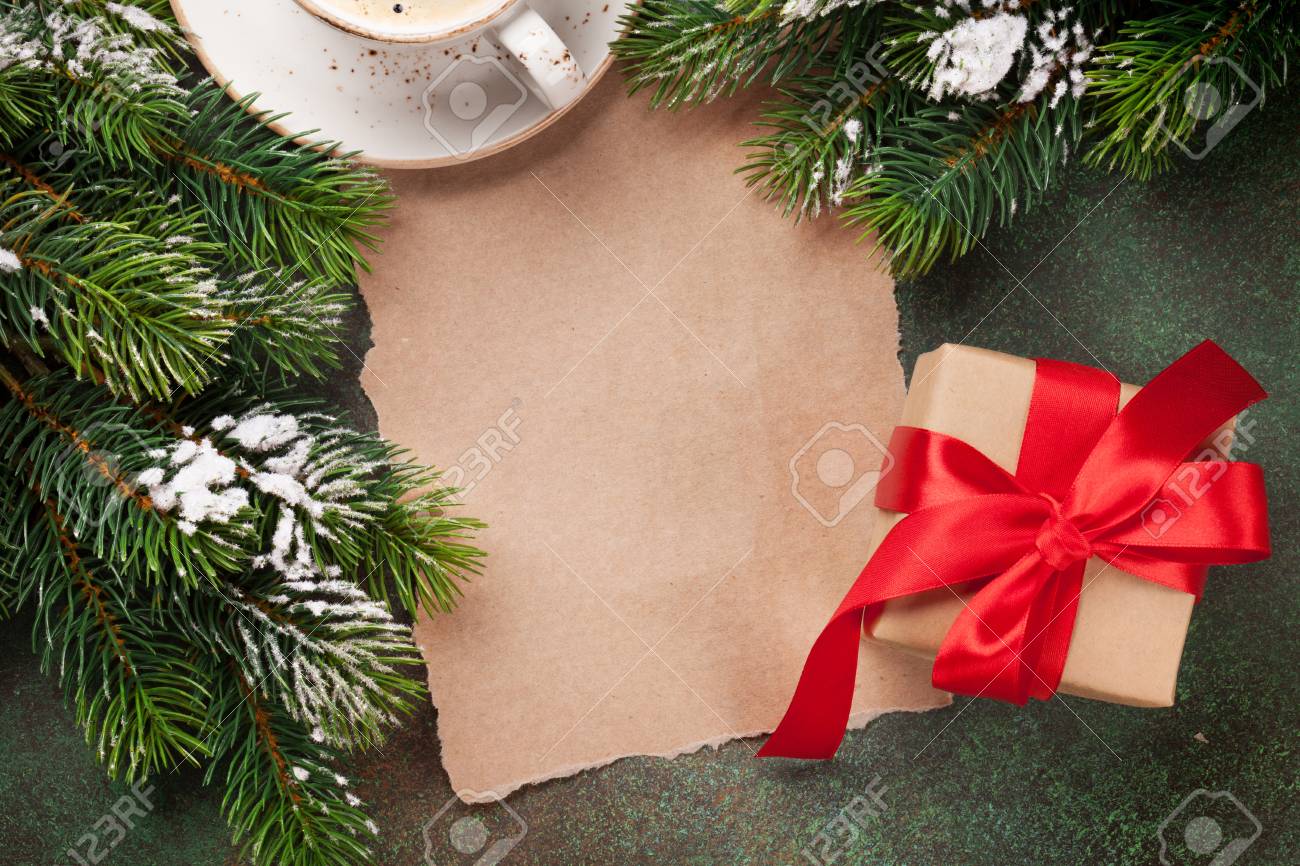 Testo Regali Di Natale.Immagini Stock Pezzo Di Carta Per Auguri Di Natale Caffe E Regali Di Natale Vista Dall Alto Con Spazio Per Il Testo Image 87834872