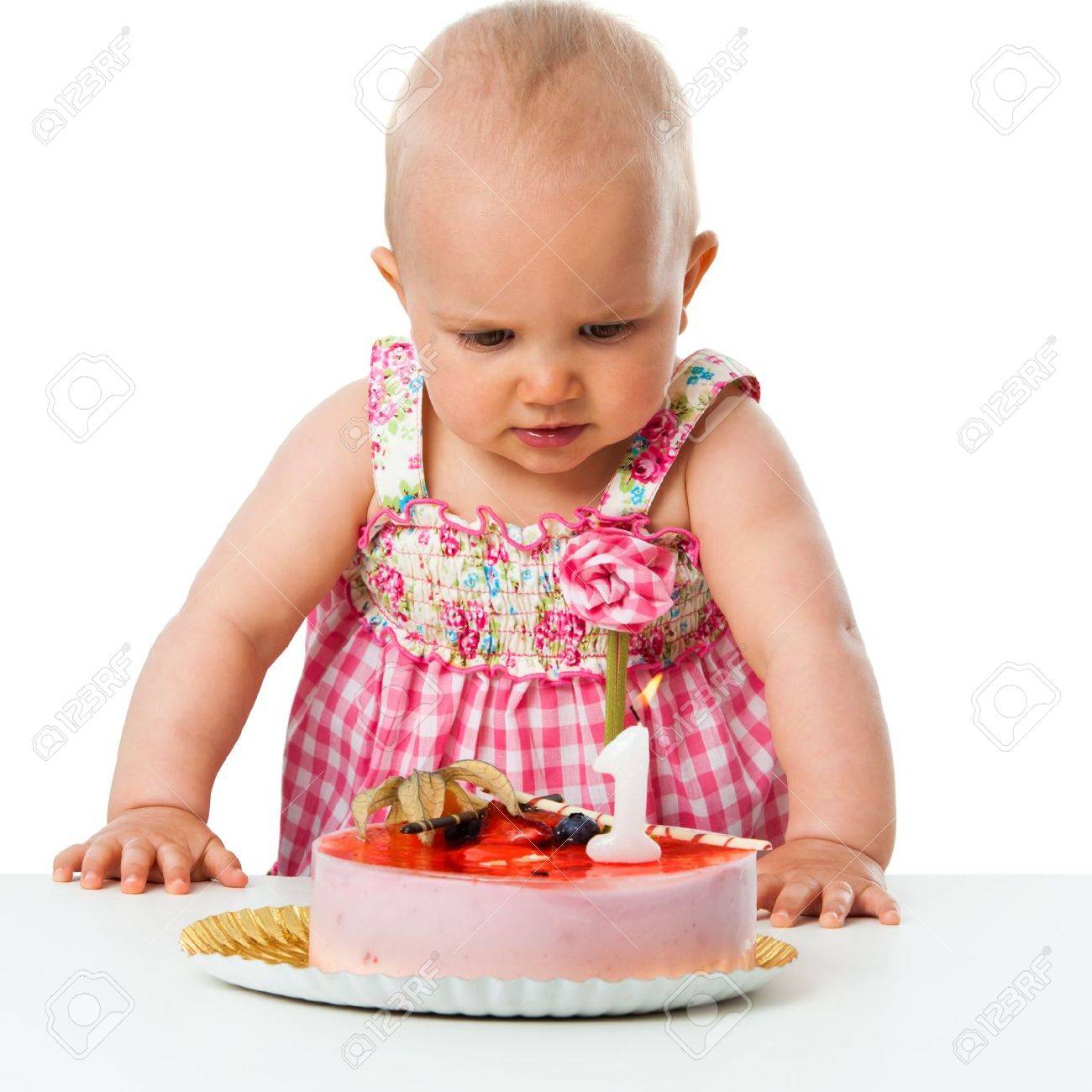 かわいい女の子がケーキを持つ最初の誕生日を祝っての肖像画 白で隔離されます の写真素材 画像素材 Image 1850