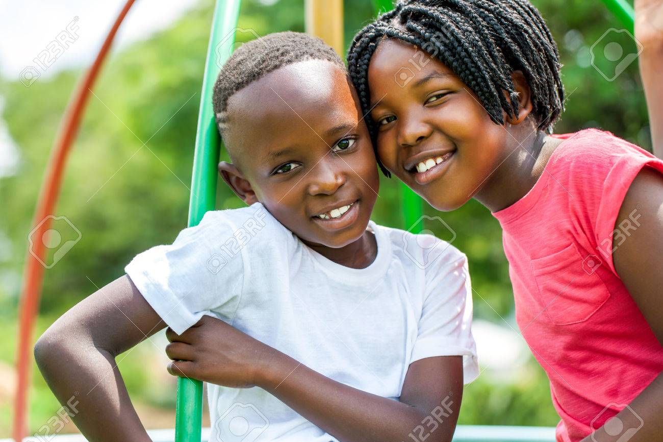 Schliessen Sie Herauf Gesichtsschussportrat Von Den Afrikanischen Kindern Die Kopfen Im Park Sich Anschliessen Lizenzfreie Fotos Bilder Und Stock Fotografie Image