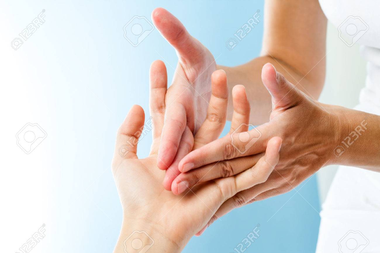 Macro Gros Plan Des Mains Du Therapeute Faisant Massage Curatif Sur Main Feminine Banque D Images Et Photos Libres De Droits Image 44607506