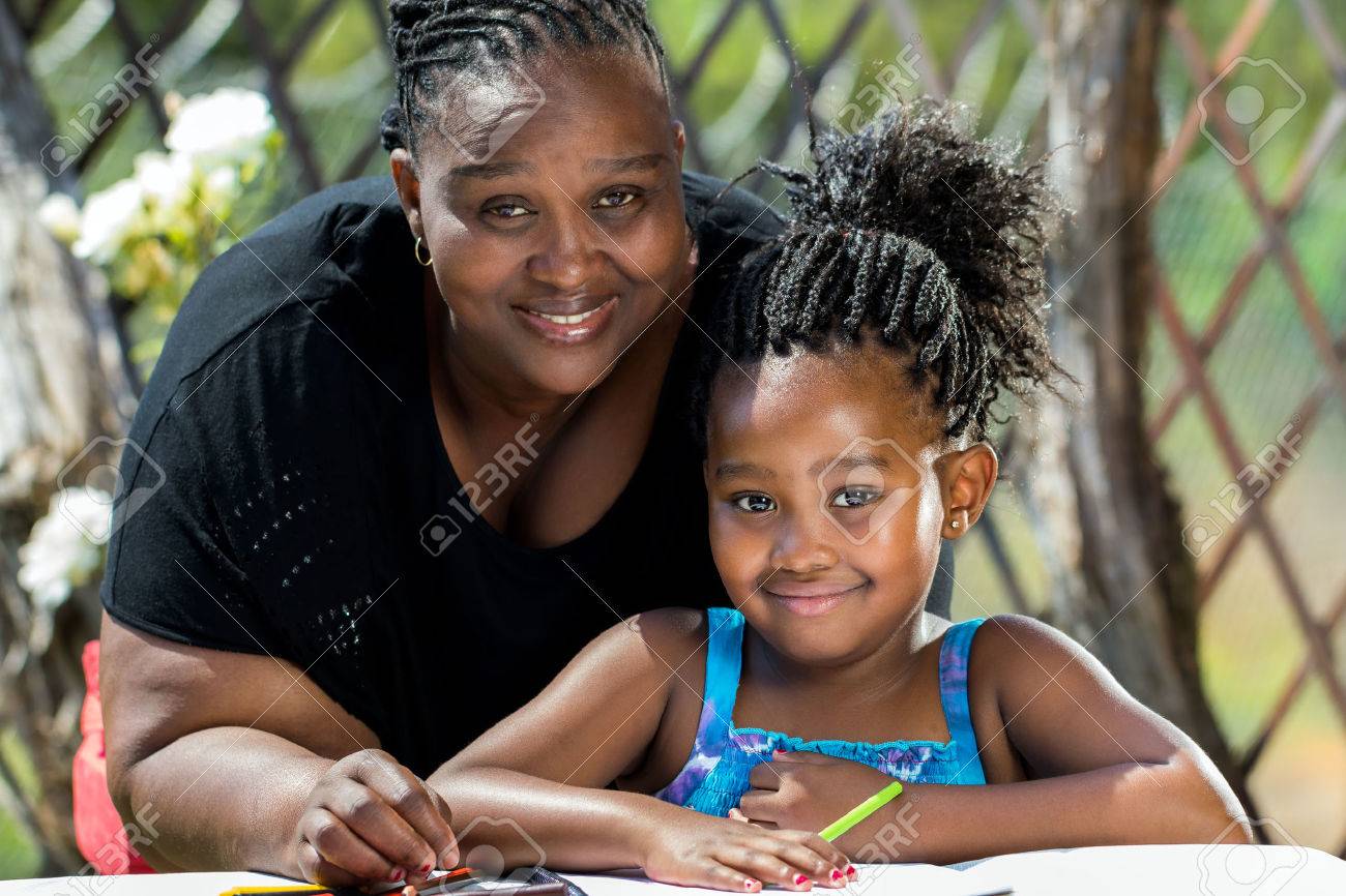 Close Up Portrait De La M¨re Africaine Et Petite Fille Avec Close up portrait de la m¨re africaine et petite fille avec coiffure tressée en garden