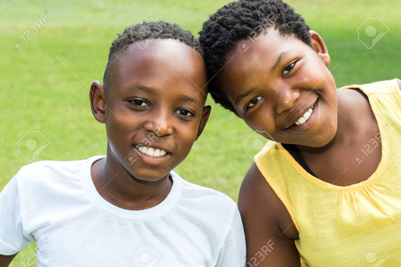 Schliessen Sie Herauf Das Gesichtsschuss Von Zwei Afrikanischen Kindern Die Sich Draussen Kopfen Anschliessen Lizenzfreie Fotos Bilder Und Stock Fotografie Image
