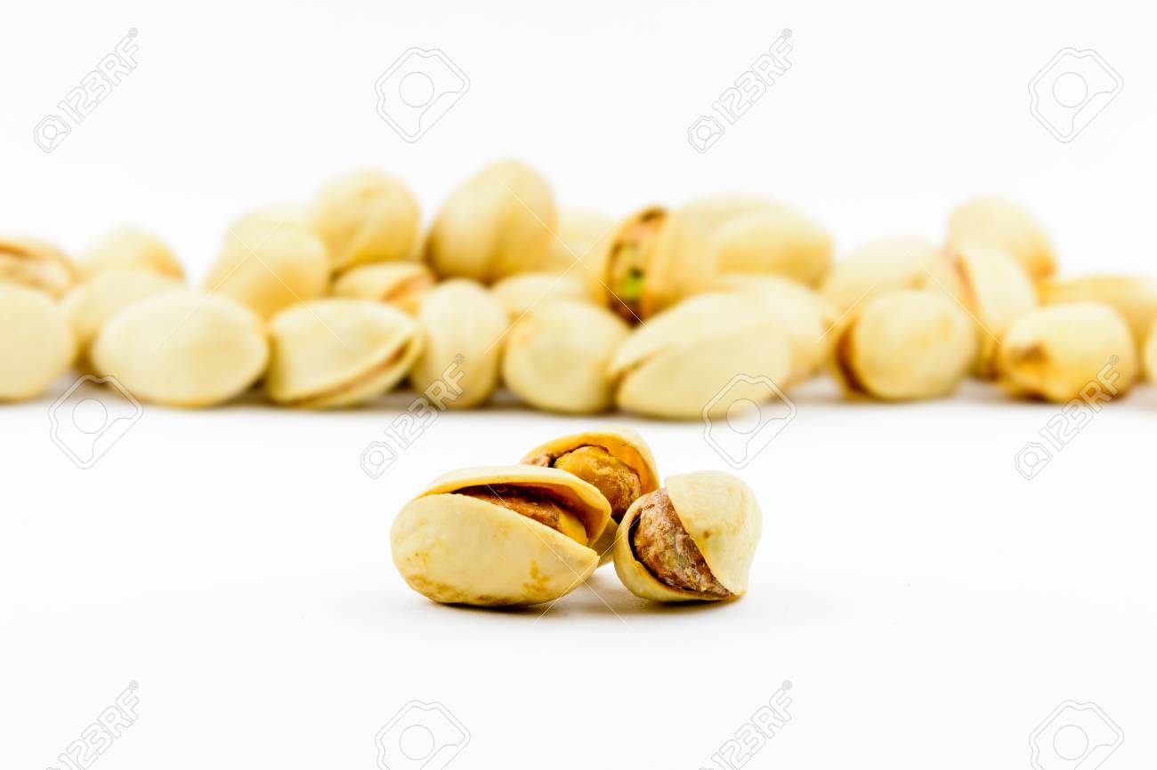 白い背景のロースト 塩漬けピスタチオ ナッツを分離しました 健康的な天然ビタミン 酸化防止剤とカリウムのソースです の写真素材 画像素材 Image