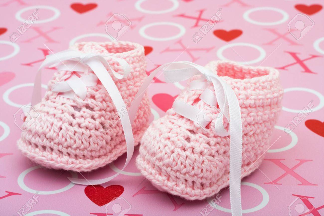 Une Paire De Chaussons Roses De Bebe D Amour Sur Un Fond Rose Rose Bebe Chaussons Banque D Images Et Photos Libres De Droits Image