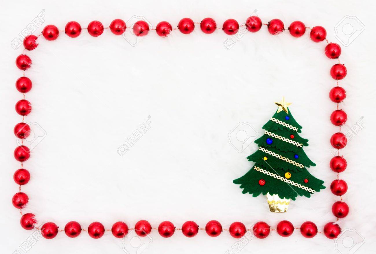 白い背景のビーズの枠線とのクリスマス ツリー の写真素材 画像素材 Image