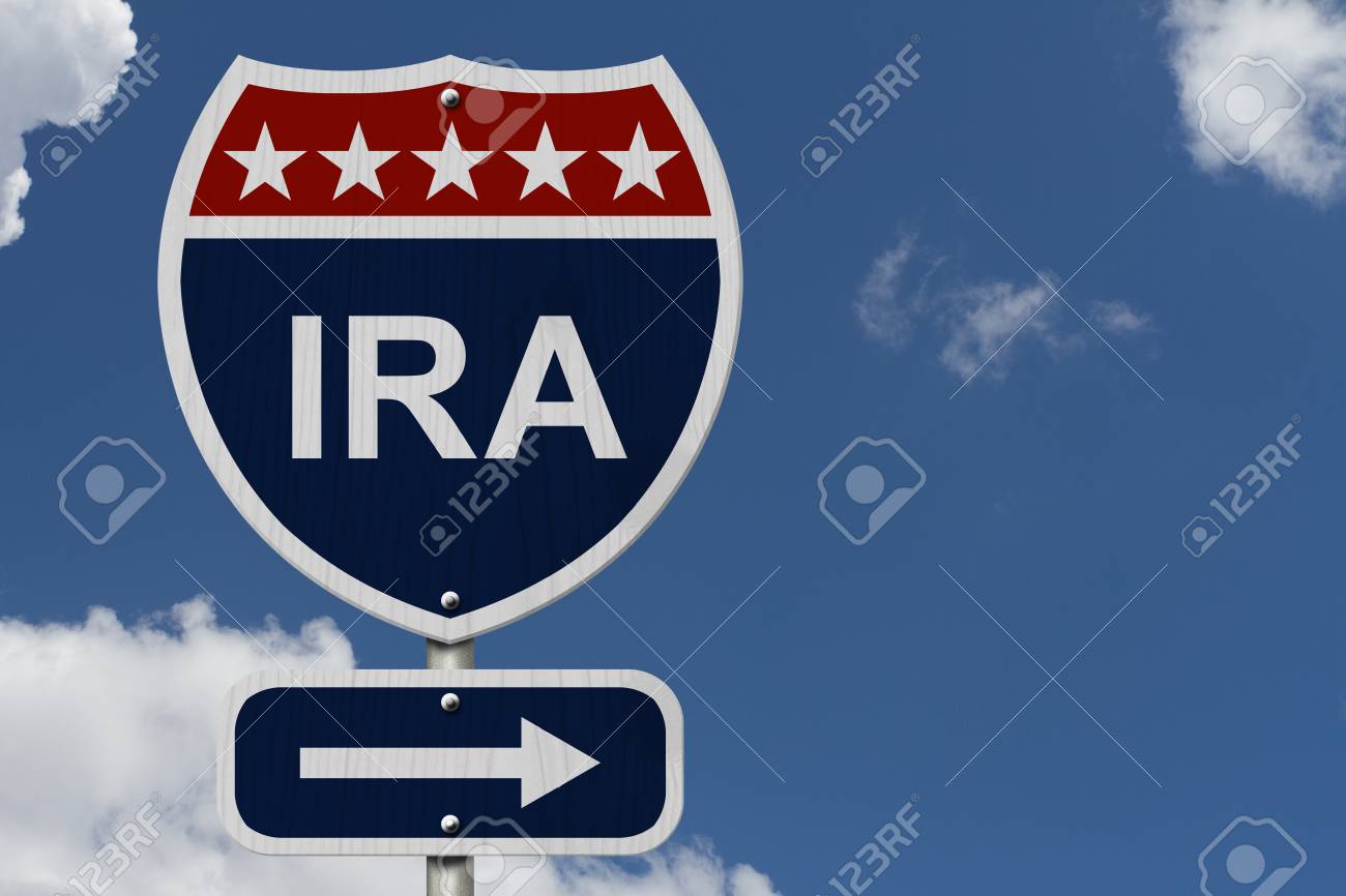 赤 白 空の背景を持つ Ira の言葉で青いアメリカ道路サイン の写真素材 画像素材 Image