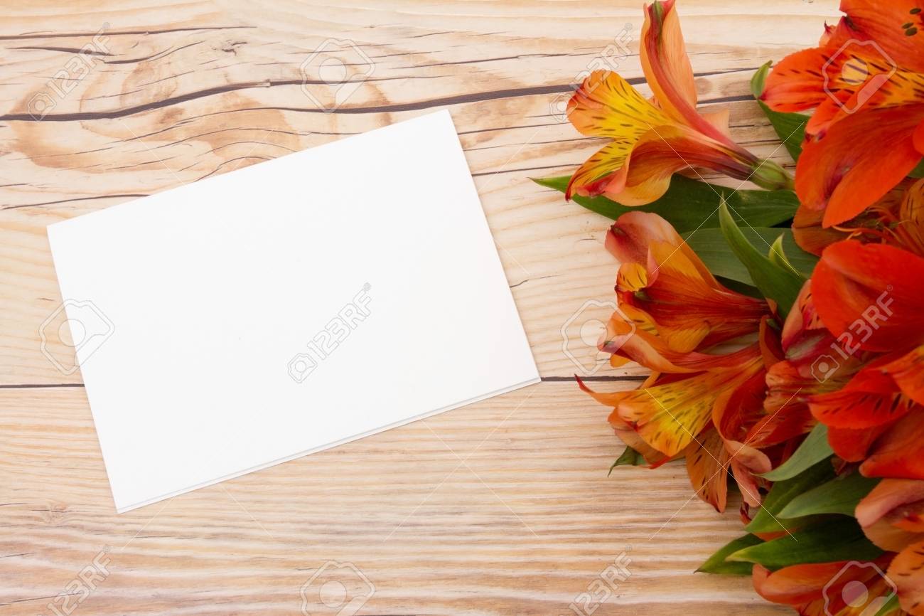 Certains Lis Sur Bois Patine Avec Une Carte De Voeux Vierge Et Copie Espace Pour Votre Message Banque D Images Et Photos Libres De Droits Image