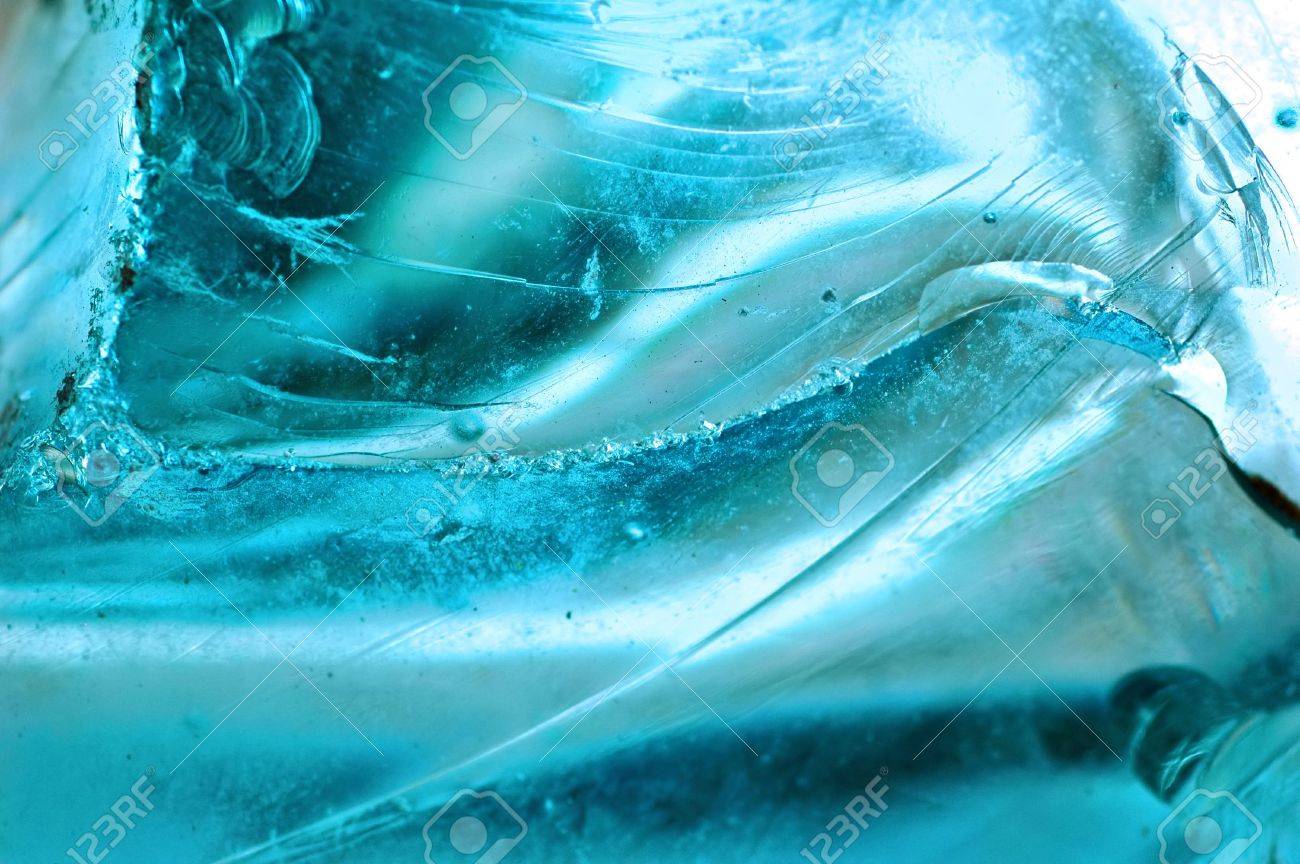 フロント ガラスに使用される壊れた青いガラスの大きな塊のマクロ の写真素材 画像素材 Image 0118