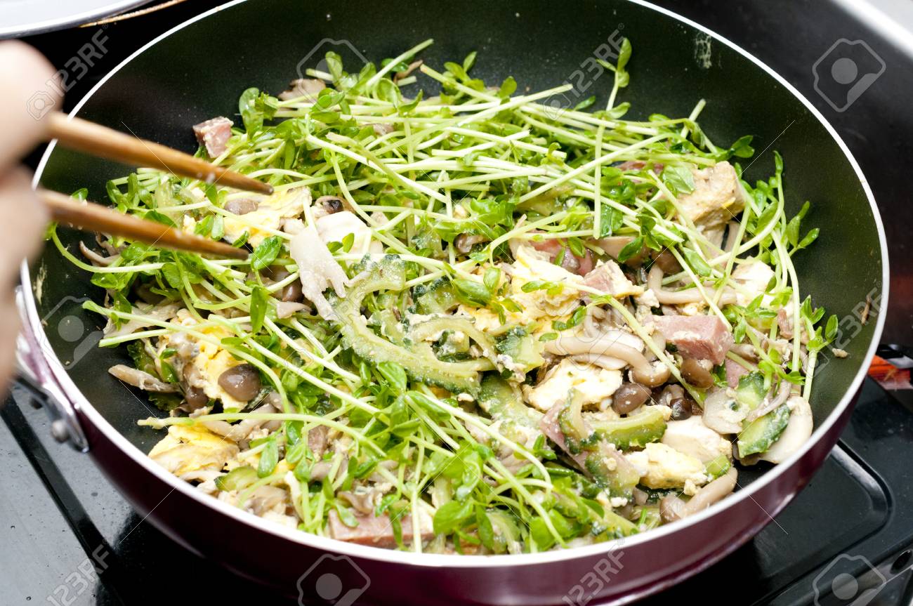 料理 日本料理 ゴーヤチャンプルー 苦いメロンの豚肉 豆腐豆もやしと卵炒め の写真素材 画像素材 Image