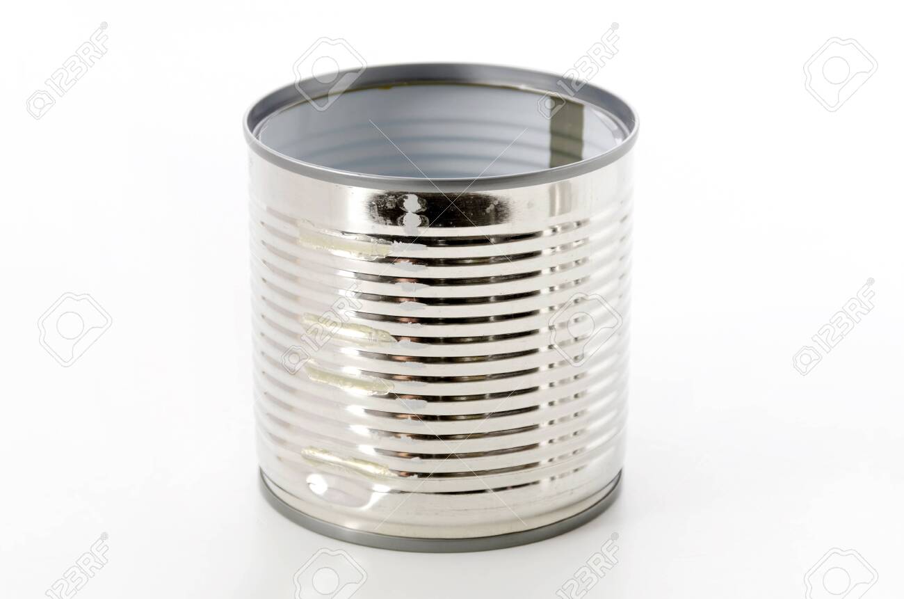 Пустые консервные жестяные банки. Открытая консервная банка. Консервная банка валяется на земле. Пустые консервные банки. Помятая консервная банка.