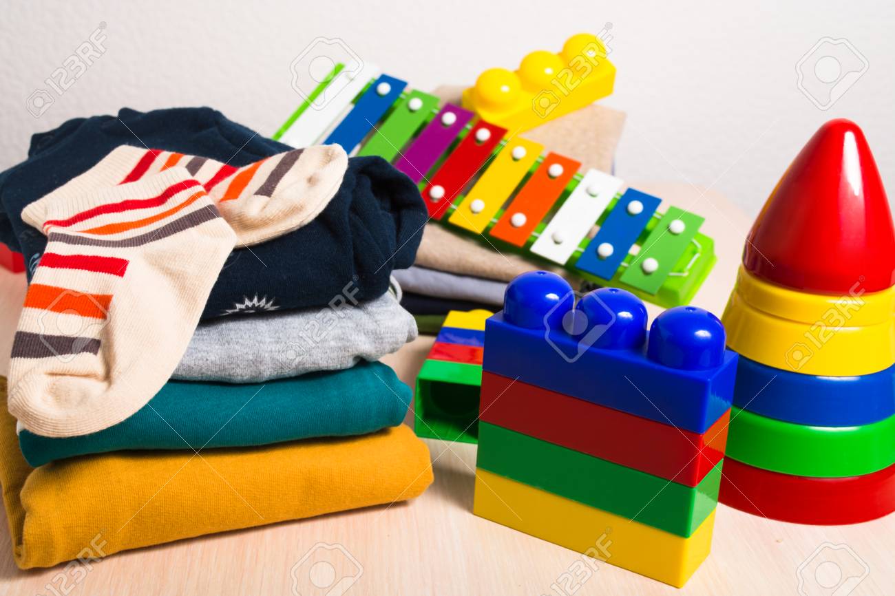 Ropa Niños Y Diferentes Juguetes Para Educación Fotos, Retratos, Imágenes Y Fotografía De Libres De Derecho. 78144639.