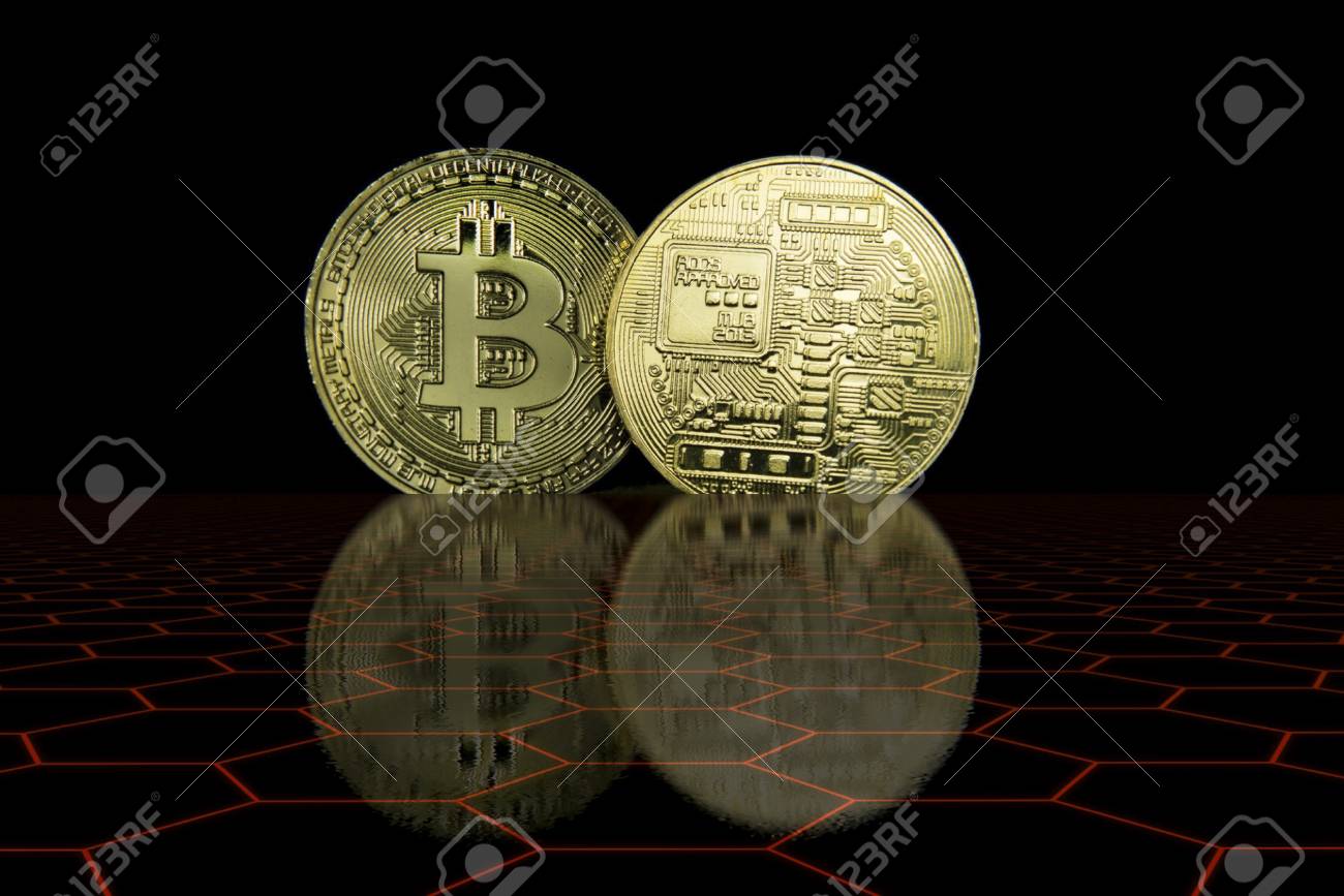 Cryptocurrency 비즈니스 개념-빛나는 빨간색 Hexa 격자 전경과 검은 배경으로 황금 전면 및 후면 Bitcoin. 로열티  무료 사진, 그림, 이미지 그리고 스톡포토그래피. Image 95620762