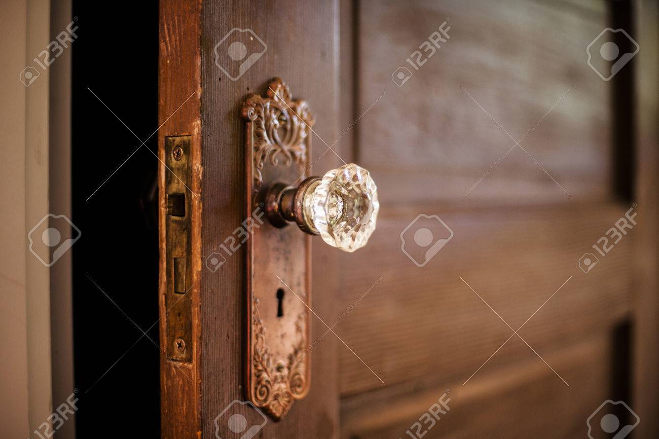 華やかな結晶のドアノブと風化古い木製のドア の写真素材 画像素材 Image