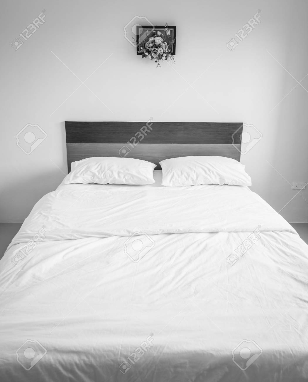 白いベッド 白と黒のスタイリッシュな白い寝室 の写真素材 画像素材 Image
