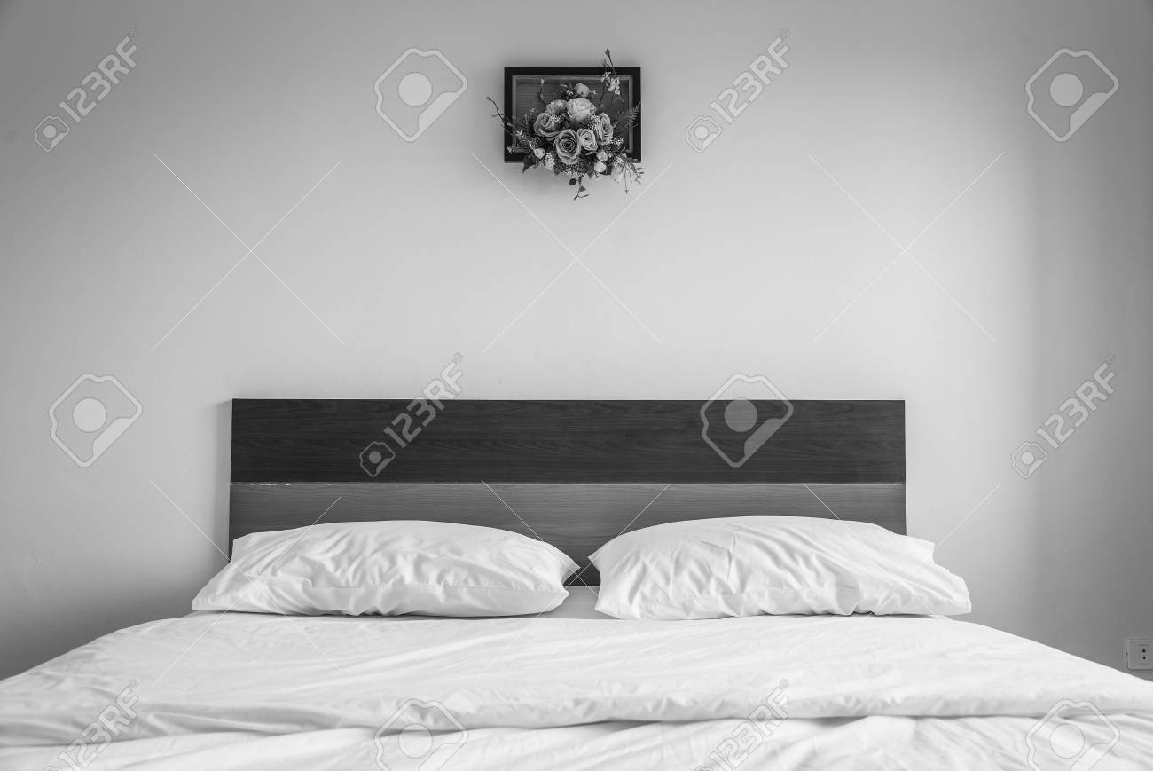 Stijlvolle Witte Slaapkamer Met Een Wit Bed, Zwart En Wit Royalty ... Stijlvolle Witte Slaapkamer Met Een Wit Bed, Zwart En Wit Royalty ...