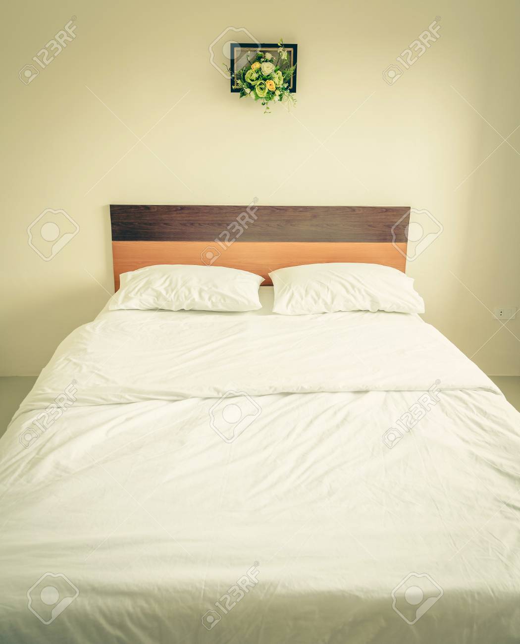Elegante Camera Da Letto Bianca Con Un Letto Bianco, Vintage Foto ... Elegante Camera Da Letto Bianca Con Un Letto Bianco, Vintage Foto ...