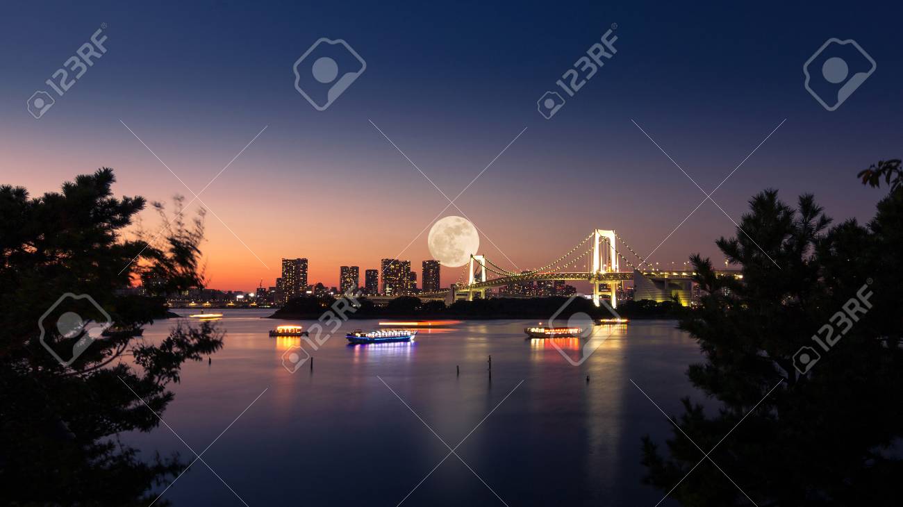 レインボー ブリッジやお台場 東京湾 満月 の写真素材 画像素材 Image レインボー ブリッジやお台場 東京湾 満月 の写真素材 画像素材 Image