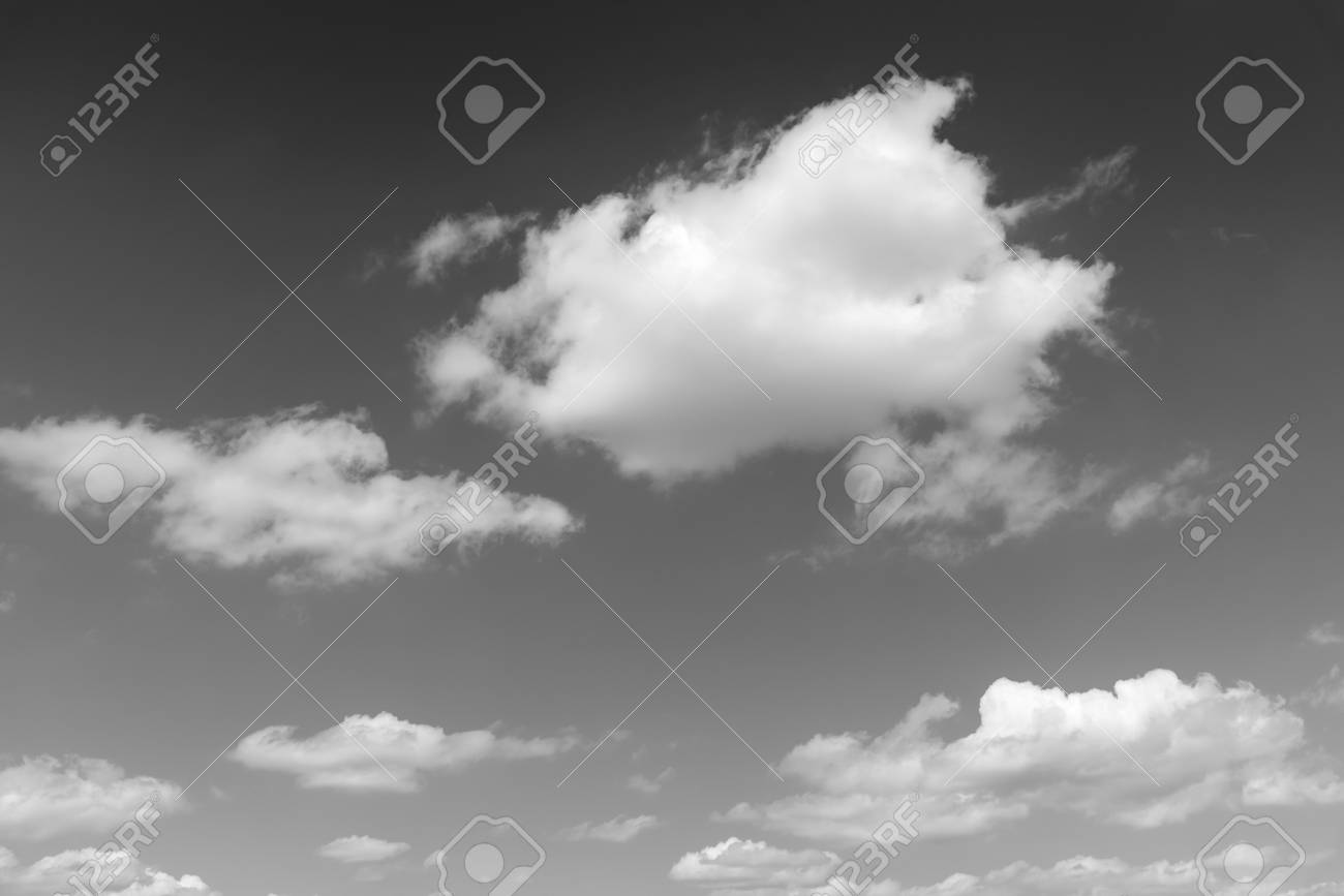 広大な青空と雲空 黒と白の小さな雲と青い空を背景 の写真素材 画像素材 Image