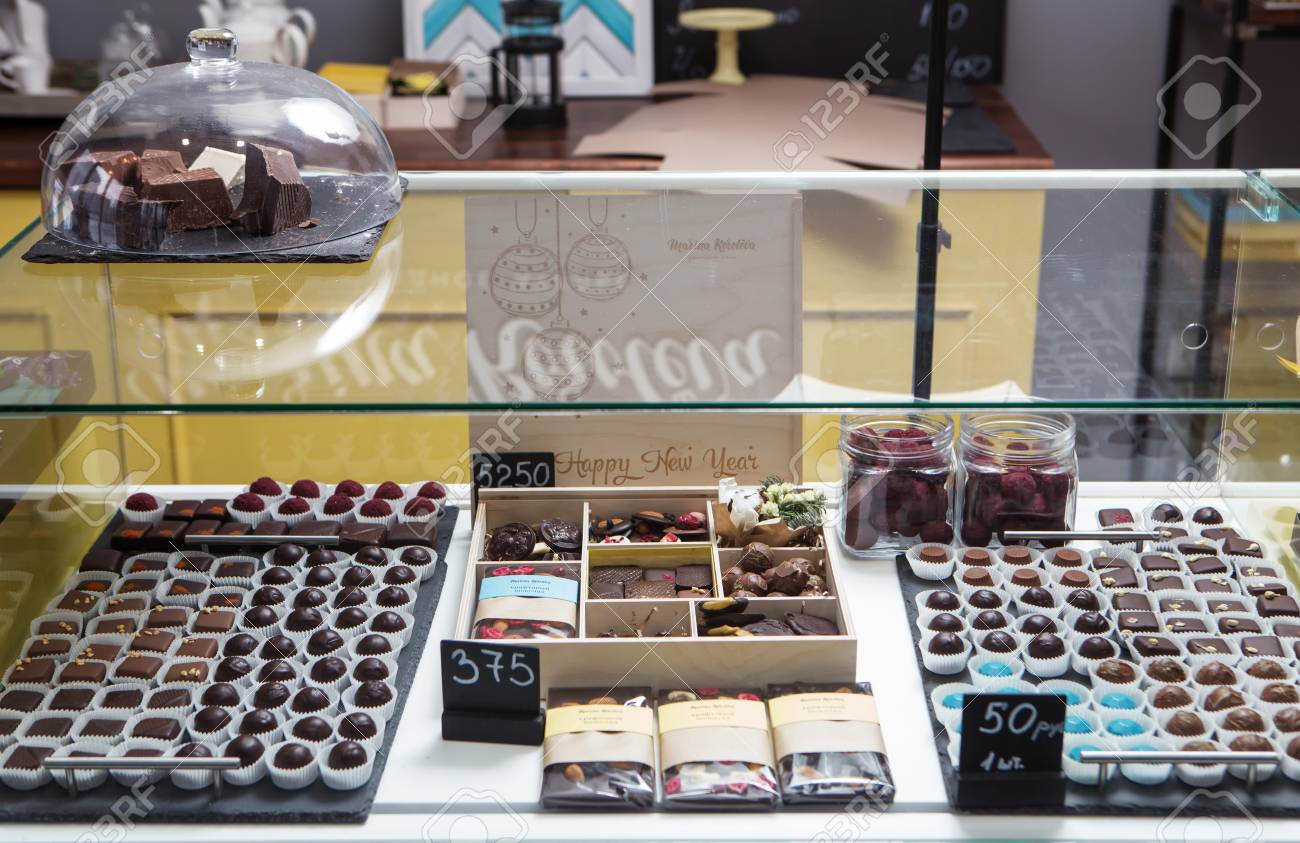 日光の下で分類されたチョコレート菓子をショーケースします の写真素材 画像素材 Image