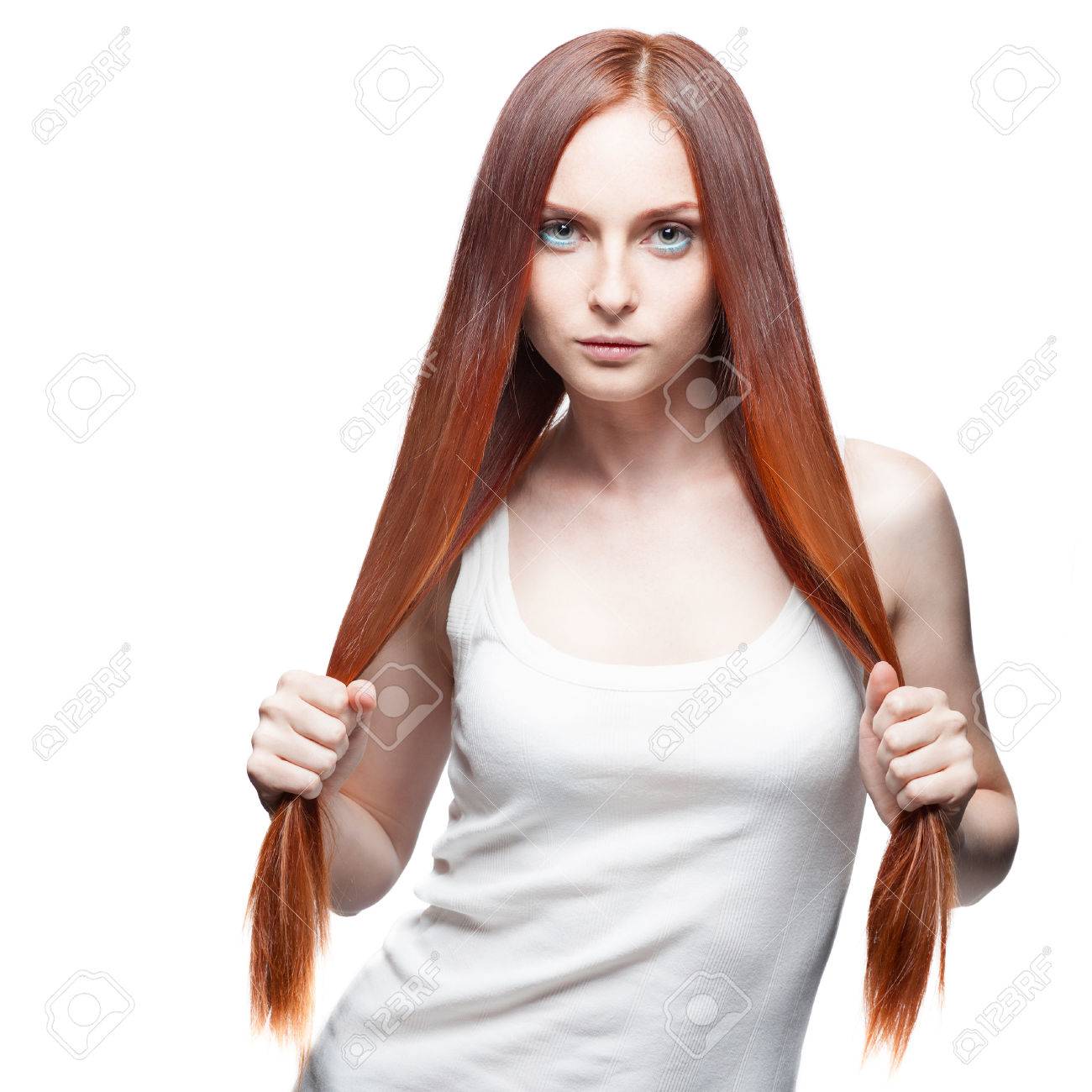 魅力的なセクシーなカジュアルな白人赤で若い女性彼女の髪を保持している白の一重項 白で隔離されます の写真素材 画像素材 Image
