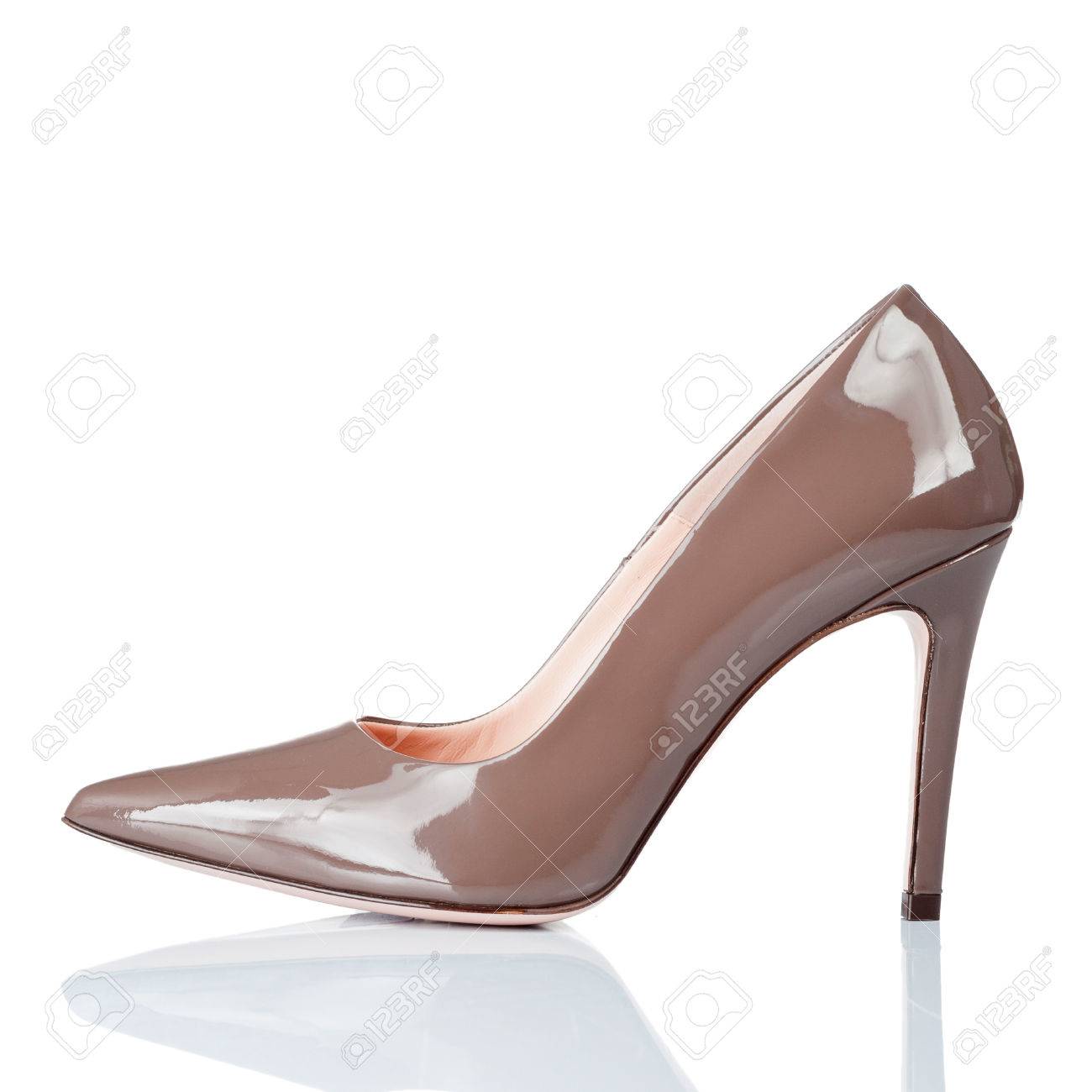 ニス塗りのベージュの革は 女性の高いヒール靴は 白で隔離 の写真素材 画像素材 Image