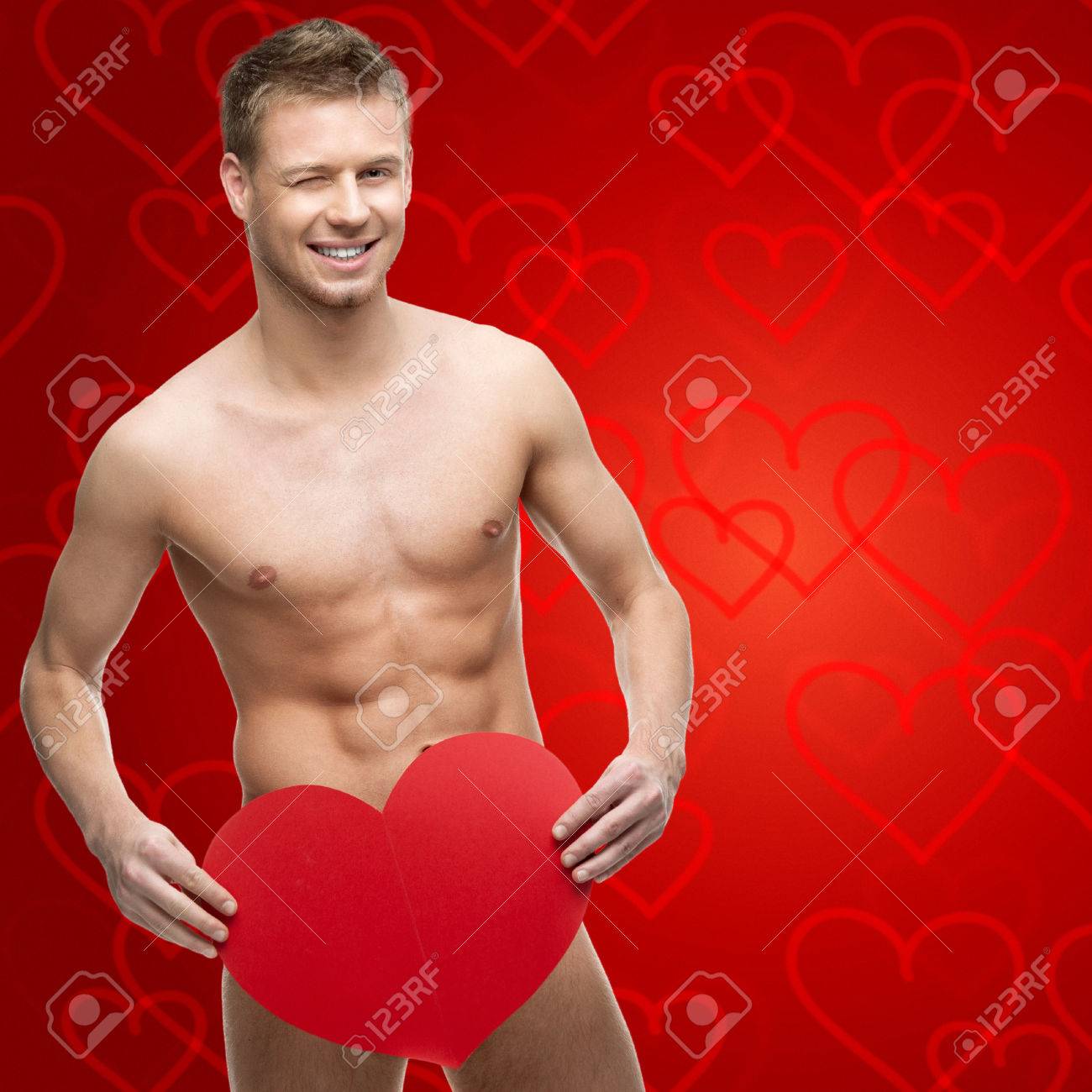 赤い心を持って面白い裸の男 の写真素材 画像素材 Image 赤い心を持って面白い裸の男 の写真素材 画像素材 Image