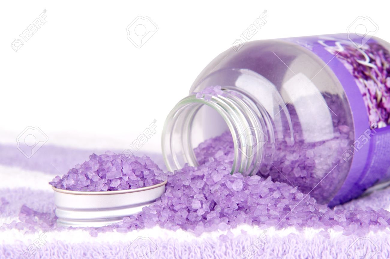 archivio fotografico bagno di sale viola su sfondo bianco