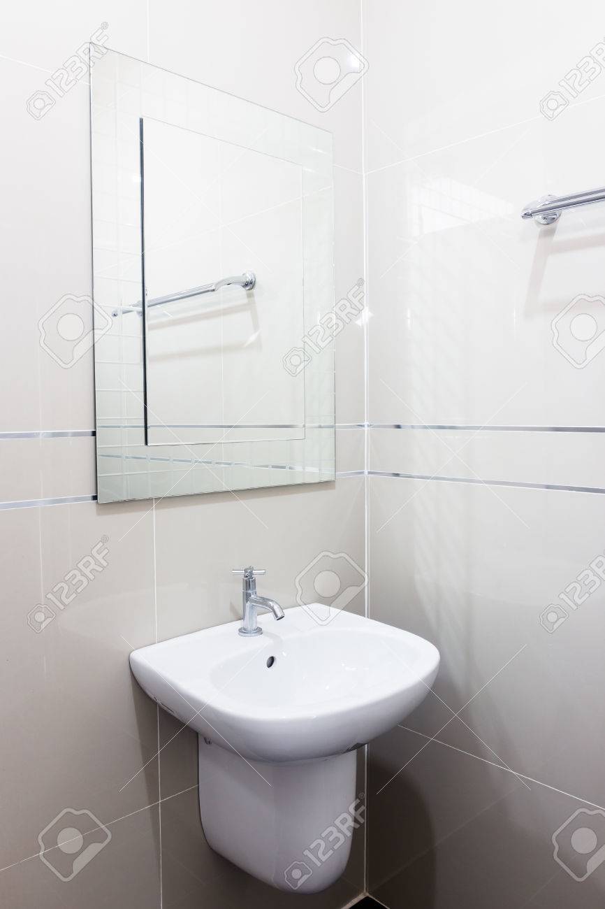 Cuarto De Baño Moderno Diseño De Casa Blanca Porcelana Sanitaria En ... Cuarto De Baño Moderno Diseño De Casa Blanca Porcelana Sanitaria En ...