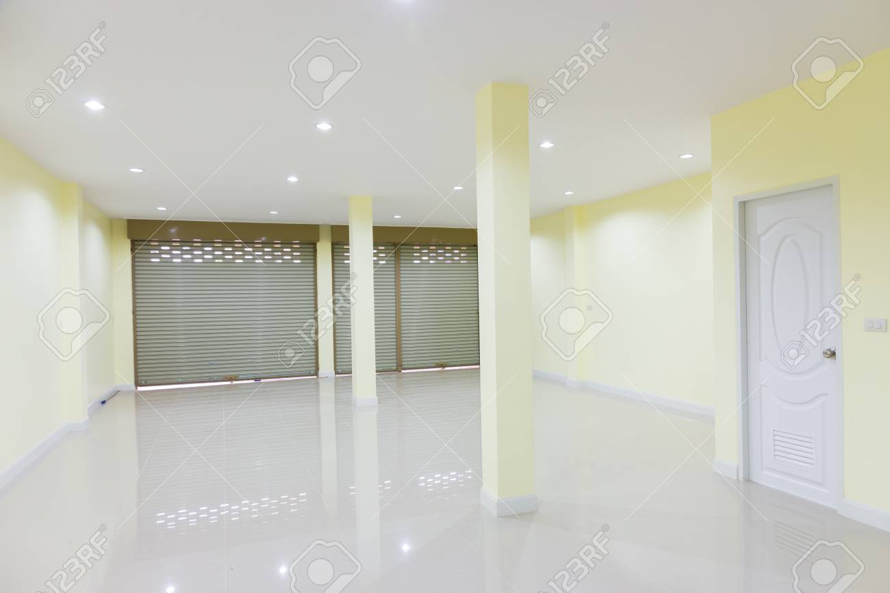 Fond Intérieur Vide Chambre Mur Couleur Jaune Et Porte Blanche ... Fond Intérieur Vide Chambre Mur Couleur Jaune Et Porte Blanche ...
