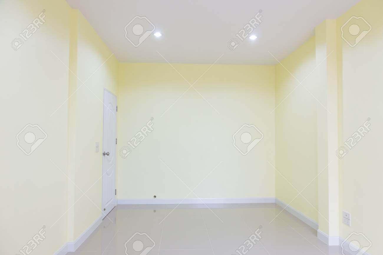 Innenraum Hintergrund Leeren Zimmer Wand Gelbe Farbe Und Weisse Tur Lizenzfreie Fotos Bilder Und Stock Fotografie Image 84981947
