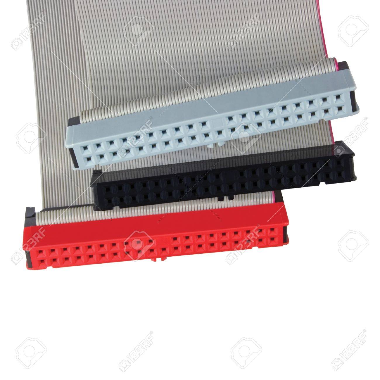 Ide Pata コネクタと分離された コンピューターのハード ドライブ レッド グレー 黒 マクロ クローズ アップのためのリボン ケーブル の写真素材 画像素材 Image